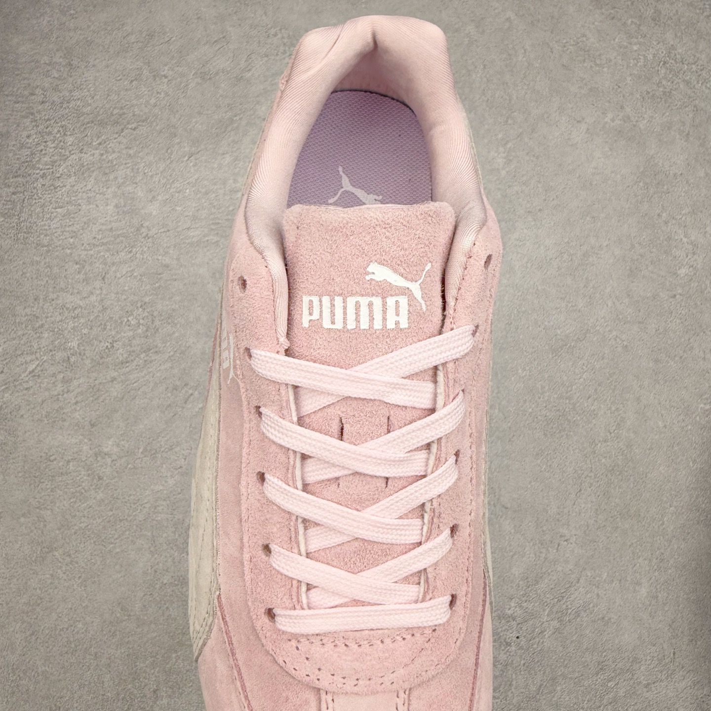 图片[5]-＃特价福利 PUMA Speedca OG 彪马极速赛车系列低帮德训风拼接复古百搭休闲运动赛车鞋 鞋款从80、90年代赛车手所穿的防火赛车鞋为原型，鞋身线条模仿了赛车的流线廓形，体现了空气动力学原理的结构。简约流畅的外观，恰好又和贯穿其中的Formstrip Logo融合恰到好处，视觉上细节丰富且协调。本次Speedcat OG鞋款归来，最大看点自然式保留了窄版鞋型以及薄底构造。这两年各品牌鞋底越做越厚，Speedcat反其道而行之，上脚几乎无鞋底的效果带来耳目一新的视觉体验。鞋面依旧是以质感细腻的麂皮材质打造，并且大面积近乎全包裹的使用，复古味道也愈发浓烈。配色上更是将最原始的黑色和红色带回，向F1赛车队的标志性队服致敬。相信让各位一眼种草的更多是出挑的大红色，上脚即可瞬间点亮整体造型，在以球鞋为核心的OOTD中脱颖而出。而另一款黑色则是低调的万金油，彰显新潮个性的同时又不喧宾夺主，也是热爱简约系穿搭朋友的首选。 尺码：35.5 36 37 37.5 38 38.5 39 40 40.5 41 42 42.5 43 44 44.5 45-选品中心