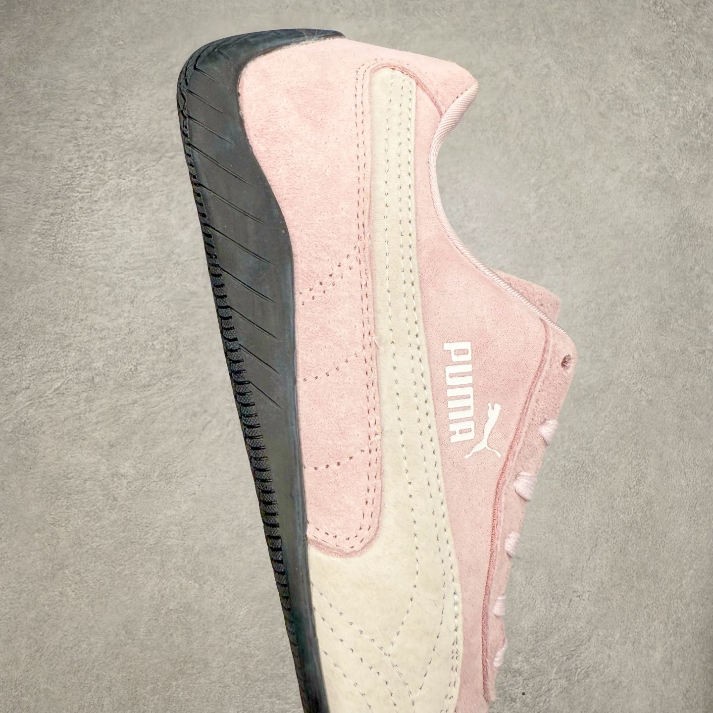 图片[6]-＃特价福利 PUMA Speedca OG 彪马极速赛车系列低帮德训风拼接复古百搭休闲运动赛车鞋 鞋款从80、90年代赛车手所穿的防火赛车鞋为原型，鞋身线条模仿了赛车的流线廓形，体现了空气动力学原理的结构。简约流畅的外观，恰好又和贯穿其中的Formstrip Logo融合恰到好处，视觉上细节丰富且协调。本次Speedcat OG鞋款归来，最大看点自然式保留了窄版鞋型以及薄底构造。这两年各品牌鞋底越做越厚，Speedcat反其道而行之，上脚几乎无鞋底的效果带来耳目一新的视觉体验。鞋面依旧是以质感细腻的麂皮材质打造，并且大面积近乎全包裹的使用，复古味道也愈发浓烈。配色上更是将最原始的黑色和红色带回，向F1赛车队的标志性队服致敬。相信让各位一眼种草的更多是出挑的大红色，上脚即可瞬间点亮整体造型，在以球鞋为核心的OOTD中脱颖而出。而另一款黑色则是低调的万金油，彰显新潮个性的同时又不喧宾夺主，也是热爱简约系穿搭朋友的首选。 尺码：35.5 36 37 37.5 38 38.5 39 40 40.5 41 42 42.5 43 44 44.5 45-选品中心