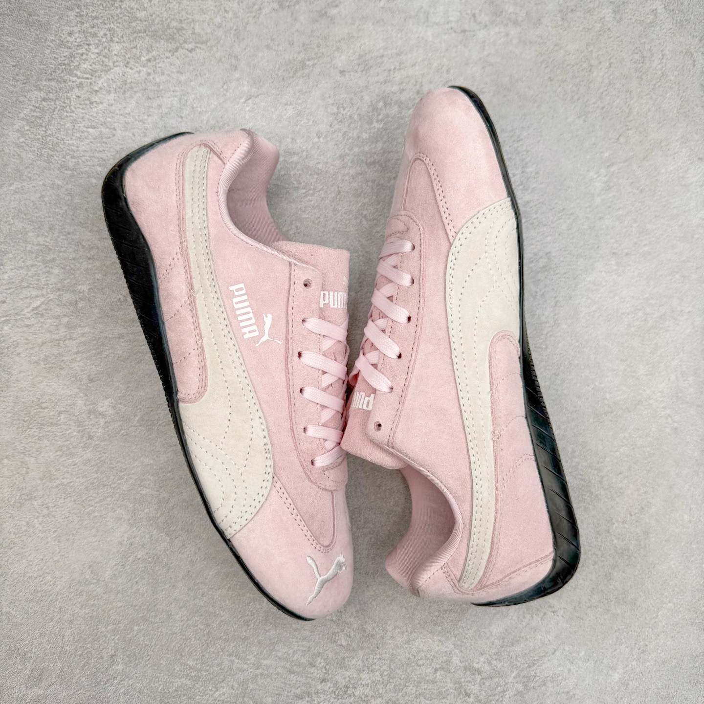 图片[3]-＃特价福利 PUMA Speedca OG 彪马极速赛车系列低帮德训风拼接复古百搭休闲运动赛车鞋 鞋款从80、90年代赛车手所穿的防火赛车鞋为原型，鞋身线条模仿了赛车的流线廓形，体现了空气动力学原理的结构。简约流畅的外观，恰好又和贯穿其中的Formstrip Logo融合恰到好处，视觉上细节丰富且协调。本次Speedcat OG鞋款归来，最大看点自然式保留了窄版鞋型以及薄底构造。这两年各品牌鞋底越做越厚，Speedcat反其道而行之，上脚几乎无鞋底的效果带来耳目一新的视觉体验。鞋面依旧是以质感细腻的麂皮材质打造，并且大面积近乎全包裹的使用，复古味道也愈发浓烈。配色上更是将最原始的黑色和红色带回，向F1赛车队的标志性队服致敬。相信让各位一眼种草的更多是出挑的大红色，上脚即可瞬间点亮整体造型，在以球鞋为核心的OOTD中脱颖而出。而另一款黑色则是低调的万金油，彰显新潮个性的同时又不喧宾夺主，也是热爱简约系穿搭朋友的首选。 尺码：35.5 36 37 37.5 38 38.5 39 40 40.5 41 42 42.5 43 44 44.5 45-选品中心