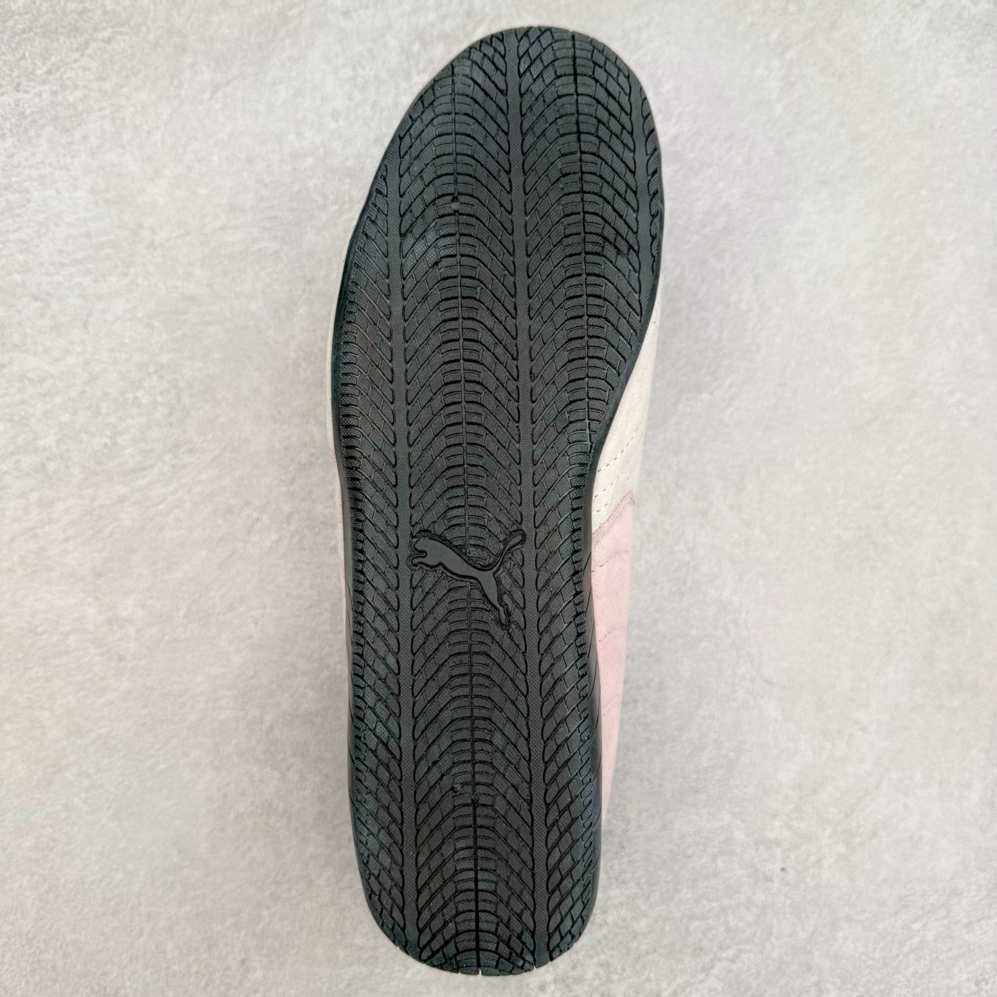 图片[9]-＃特价福利 PUMA Speedca OG 彪马极速赛车系列低帮德训风拼接复古百搭休闲运动赛车鞋 鞋款从80、90年代赛车手所穿的防火赛车鞋为原型，鞋身线条模仿了赛车的流线廓形，体现了空气动力学原理的结构。简约流畅的外观，恰好又和贯穿其中的Formstrip Logo融合恰到好处，视觉上细节丰富且协调。本次Speedcat OG鞋款归来，最大看点自然式保留了窄版鞋型以及薄底构造。这两年各品牌鞋底越做越厚，Speedcat反其道而行之，上脚几乎无鞋底的效果带来耳目一新的视觉体验。鞋面依旧是以质感细腻的麂皮材质打造，并且大面积近乎全包裹的使用，复古味道也愈发浓烈。配色上更是将最原始的黑色和红色带回，向F1赛车队的标志性队服致敬。相信让各位一眼种草的更多是出挑的大红色，上脚即可瞬间点亮整体造型，在以球鞋为核心的OOTD中脱颖而出。而另一款黑色则是低调的万金油，彰显新潮个性的同时又不喧宾夺主，也是热爱简约系穿搭朋友的首选。 尺码：35.5 36 37 37.5 38 38.5 39 40 40.5 41 42 42.5 43 44 44.5 45-选品中心