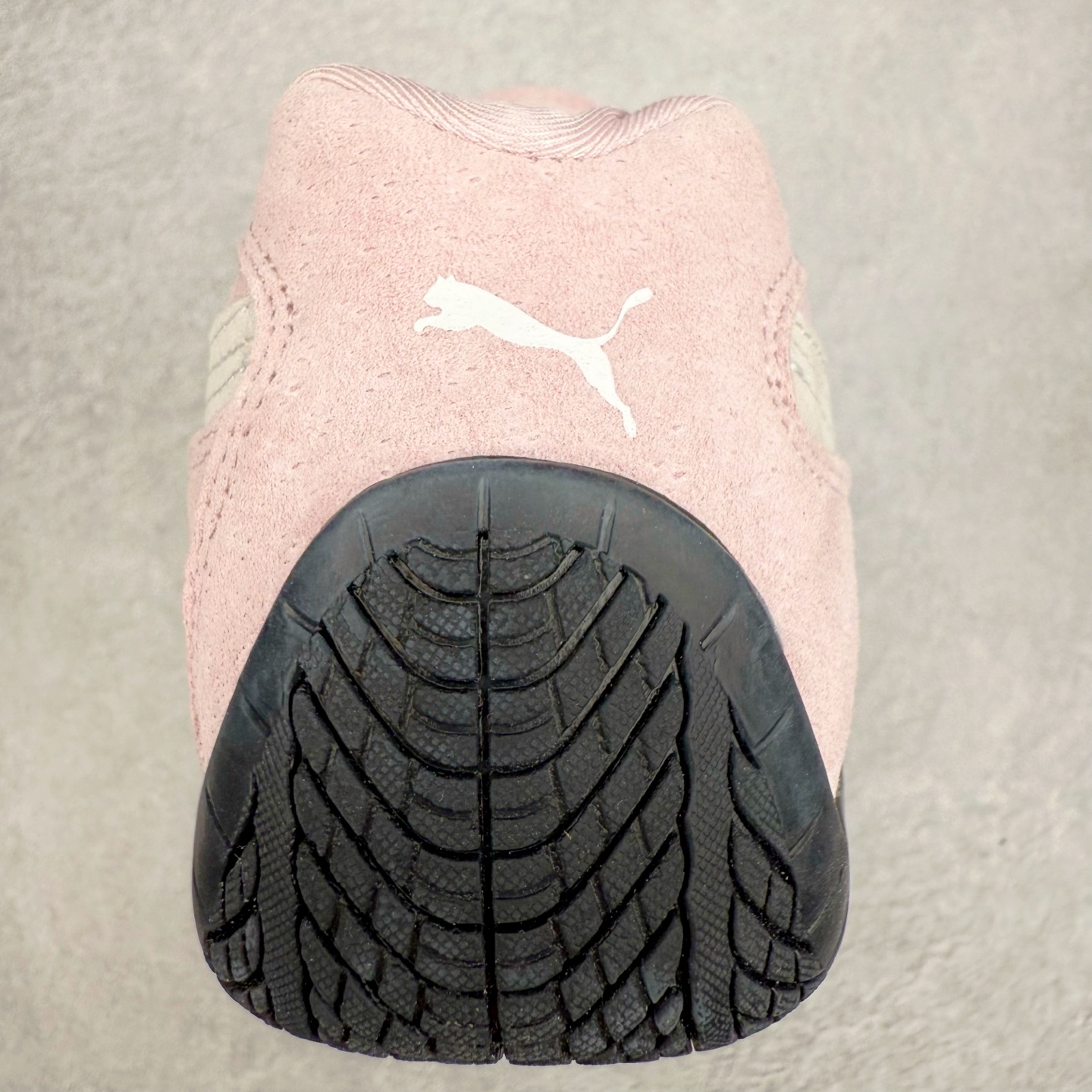 图片[8]-＃特价福利 PUMA Speedca OG 彪马极速赛车系列低帮德训风拼接复古百搭休闲运动赛车鞋 鞋款从80、90年代赛车手所穿的防火赛车鞋为原型，鞋身线条模仿了赛车的流线廓形，体现了空气动力学原理的结构。简约流畅的外观，恰好又和贯穿其中的Formstrip Logo融合恰到好处，视觉上细节丰富且协调。本次Speedcat OG鞋款归来，最大看点自然式保留了窄版鞋型以及薄底构造。这两年各品牌鞋底越做越厚，Speedcat反其道而行之，上脚几乎无鞋底的效果带来耳目一新的视觉体验。鞋面依旧是以质感细腻的麂皮材质打造，并且大面积近乎全包裹的使用，复古味道也愈发浓烈。配色上更是将最原始的黑色和红色带回，向F1赛车队的标志性队服致敬。相信让各位一眼种草的更多是出挑的大红色，上脚即可瞬间点亮整体造型，在以球鞋为核心的OOTD中脱颖而出。而另一款黑色则是低调的万金油，彰显新潮个性的同时又不喧宾夺主，也是热爱简约系穿搭朋友的首选。 尺码：35.5 36 37 37.5 38 38.5 39 40 40.5 41 42 42.5 43 44 44.5 45-选品中心