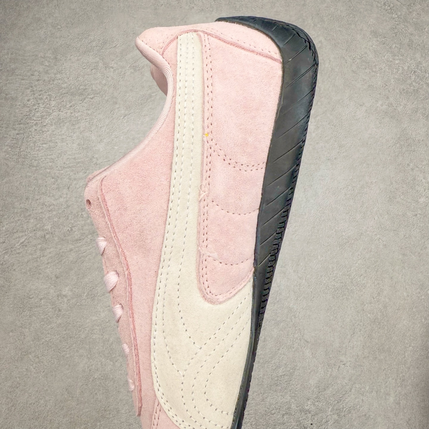 图片[7]-＃特价福利 PUMA Speedca OG 彪马极速赛车系列低帮德训风拼接复古百搭休闲运动赛车鞋 鞋款从80、90年代赛车手所穿的防火赛车鞋为原型，鞋身线条模仿了赛车的流线廓形，体现了空气动力学原理的结构。简约流畅的外观，恰好又和贯穿其中的Formstrip Logo融合恰到好处，视觉上细节丰富且协调。本次Speedcat OG鞋款归来，最大看点自然式保留了窄版鞋型以及薄底构造。这两年各品牌鞋底越做越厚，Speedcat反其道而行之，上脚几乎无鞋底的效果带来耳目一新的视觉体验。鞋面依旧是以质感细腻的麂皮材质打造，并且大面积近乎全包裹的使用，复古味道也愈发浓烈。配色上更是将最原始的黑色和红色带回，向F1赛车队的标志性队服致敬。相信让各位一眼种草的更多是出挑的大红色，上脚即可瞬间点亮整体造型，在以球鞋为核心的OOTD中脱颖而出。而另一款黑色则是低调的万金油，彰显新潮个性的同时又不喧宾夺主，也是热爱简约系穿搭朋友的首选。 尺码：35.5 36 37 37.5 38 38.5 39 40 40.5 41 42 42.5 43 44 44.5 45-选品中心