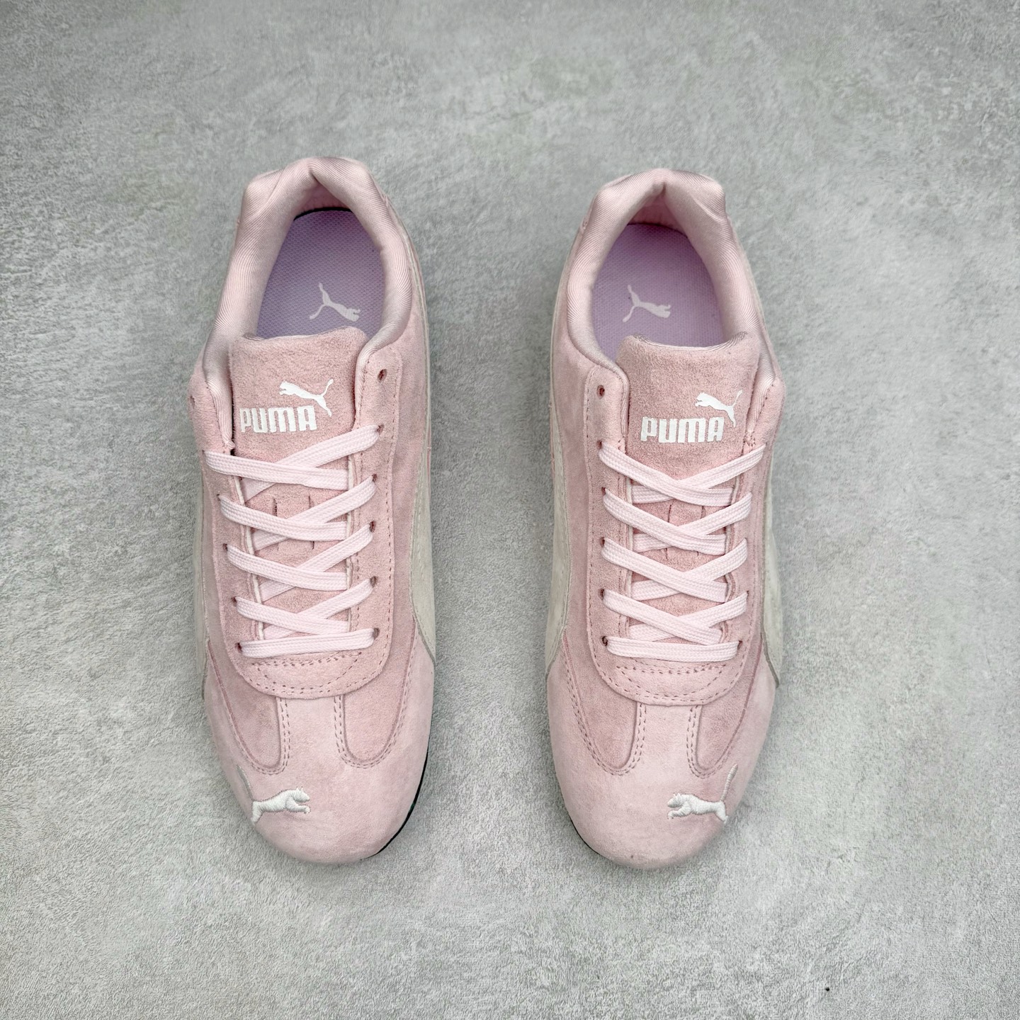 图片[2]-＃特价福利 PUMA Speedca OG 彪马极速赛车系列低帮德训风拼接复古百搭休闲运动赛车鞋 鞋款从80、90年代赛车手所穿的防火赛车鞋为原型，鞋身线条模仿了赛车的流线廓形，体现了空气动力学原理的结构。简约流畅的外观，恰好又和贯穿其中的Formstrip Logo融合恰到好处，视觉上细节丰富且协调。本次Speedcat OG鞋款归来，最大看点自然式保留了窄版鞋型以及薄底构造。这两年各品牌鞋底越做越厚，Speedcat反其道而行之，上脚几乎无鞋底的效果带来耳目一新的视觉体验。鞋面依旧是以质感细腻的麂皮材质打造，并且大面积近乎全包裹的使用，复古味道也愈发浓烈。配色上更是将最原始的黑色和红色带回，向F1赛车队的标志性队服致敬。相信让各位一眼种草的更多是出挑的大红色，上脚即可瞬间点亮整体造型，在以球鞋为核心的OOTD中脱颖而出。而另一款黑色则是低调的万金油，彰显新潮个性的同时又不喧宾夺主，也是热爱简约系穿搭朋友的首选。 尺码：35.5 36 37 37.5 38 38.5 39 40 40.5 41 42 42.5 43 44 44.5 45-选品中心