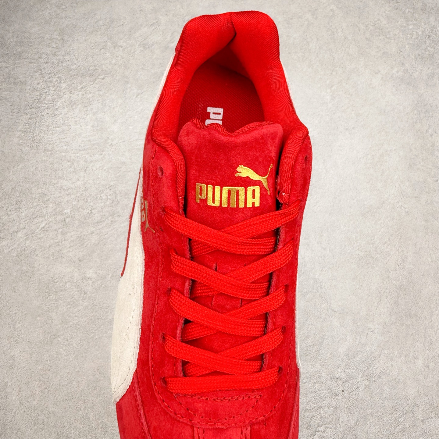 图片[5]-＃特价福利 PUMA Speedca OG 彪马极速赛车系列低帮德训风拼接复古百搭休闲运动赛车鞋 鞋款从80、90年代赛车手所穿的防火赛车鞋为原型，鞋身线条模仿了赛车的流线廓形，体现了空气动力学原理的结构。简约流畅的外观，恰好又和贯穿其中的Formstrip Logo融合恰到好处，视觉上细节丰富且协调。本次Speedcat OG鞋款归来，最大看点自然式保留了窄版鞋型以及薄底构造。这两年各品牌鞋底越做越厚，Speedcat反其道而行之，上脚几乎无鞋底的效果带来耳目一新的视觉体验。鞋面依旧是以质感细腻的麂皮材质打造，并且大面积近乎全包裹的使用，复古味道也愈发浓烈。配色上更是将最原始的黑色和红色带回，向F1赛车队的标志性队服致敬。相信让各位一眼种草的更多是出挑的大红色，上脚即可瞬间点亮整体造型，在以球鞋为核心的OOTD中脱颖而出。而另一款黑色则是低调的万金油，彰显新潮个性的同时又不喧宾夺主，也是热爱简约系穿搭朋友的首选。 尺码：35.5 36 37 37.5 38 38.5 39 40 40.5 41 42 42.5 43 44 44.5 45-选品中心