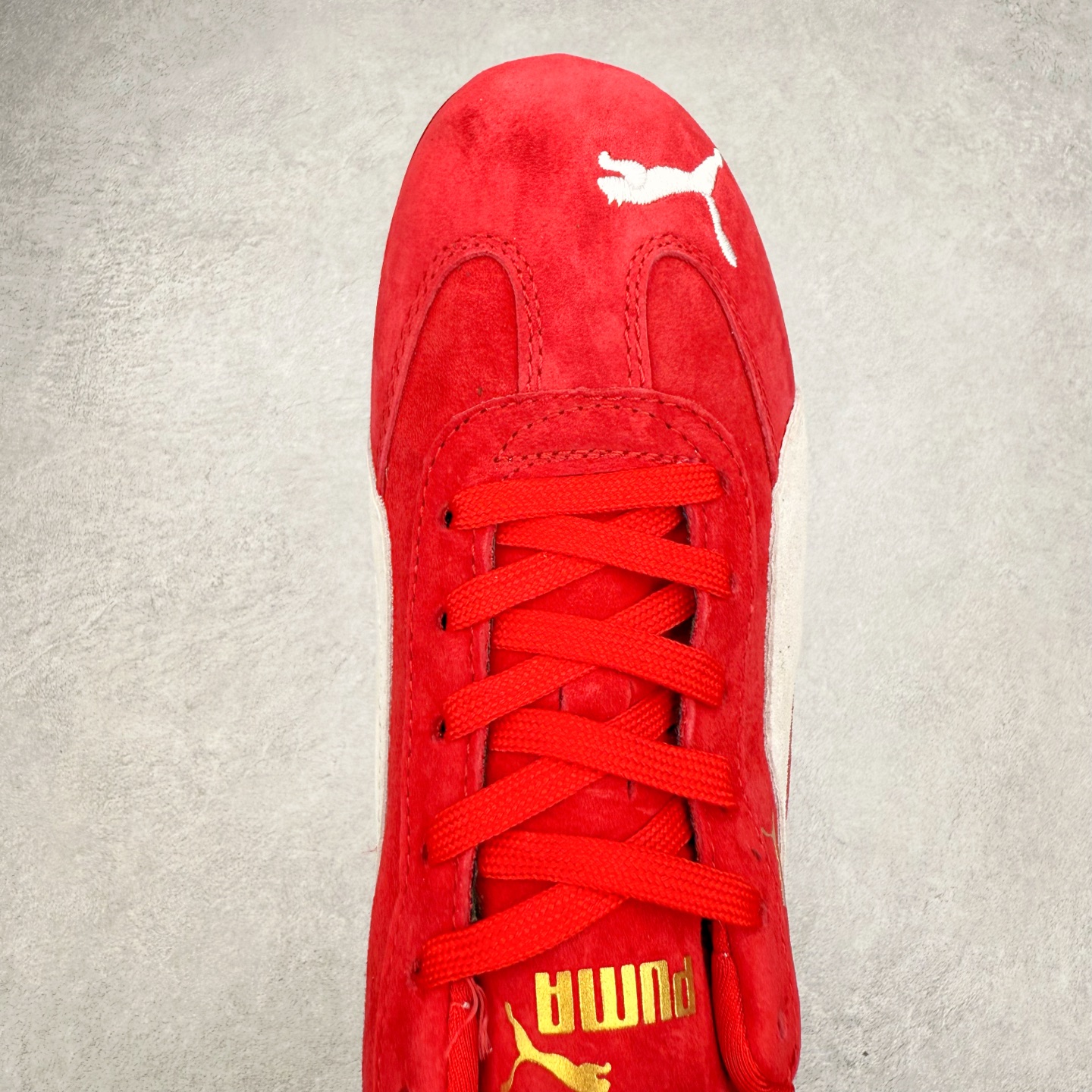 图片[4]-＃特价福利 PUMA Speedca OG 彪马极速赛车系列低帮德训风拼接复古百搭休闲运动赛车鞋 鞋款从80、90年代赛车手所穿的防火赛车鞋为原型，鞋身线条模仿了赛车的流线廓形，体现了空气动力学原理的结构。简约流畅的外观，恰好又和贯穿其中的Formstrip Logo融合恰到好处，视觉上细节丰富且协调。本次Speedcat OG鞋款归来，最大看点自然式保留了窄版鞋型以及薄底构造。这两年各品牌鞋底越做越厚，Speedcat反其道而行之，上脚几乎无鞋底的效果带来耳目一新的视觉体验。鞋面依旧是以质感细腻的麂皮材质打造，并且大面积近乎全包裹的使用，复古味道也愈发浓烈。配色上更是将最原始的黑色和红色带回，向F1赛车队的标志性队服致敬。相信让各位一眼种草的更多是出挑的大红色，上脚即可瞬间点亮整体造型，在以球鞋为核心的OOTD中脱颖而出。而另一款黑色则是低调的万金油，彰显新潮个性的同时又不喧宾夺主，也是热爱简约系穿搭朋友的首选。 尺码：35.5 36 37 37.5 38 38.5 39 40 40.5 41 42 42.5 43 44 44.5 45-选品中心