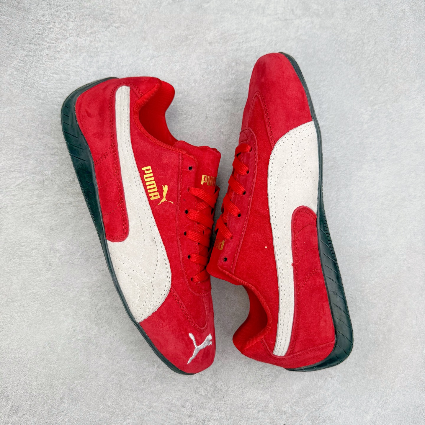 图片[3]-＃特价福利 PUMA Speedca OG 彪马极速赛车系列低帮德训风拼接复古百搭休闲运动赛车鞋 鞋款从80、90年代赛车手所穿的防火赛车鞋为原型，鞋身线条模仿了赛车的流线廓形，体现了空气动力学原理的结构。简约流畅的外观，恰好又和贯穿其中的Formstrip Logo融合恰到好处，视觉上细节丰富且协调。本次Speedcat OG鞋款归来，最大看点自然式保留了窄版鞋型以及薄底构造。这两年各品牌鞋底越做越厚，Speedcat反其道而行之，上脚几乎无鞋底的效果带来耳目一新的视觉体验。鞋面依旧是以质感细腻的麂皮材质打造，并且大面积近乎全包裹的使用，复古味道也愈发浓烈。配色上更是将最原始的黑色和红色带回，向F1赛车队的标志性队服致敬。相信让各位一眼种草的更多是出挑的大红色，上脚即可瞬间点亮整体造型，在以球鞋为核心的OOTD中脱颖而出。而另一款黑色则是低调的万金油，彰显新潮个性的同时又不喧宾夺主，也是热爱简约系穿搭朋友的首选。 尺码：35.5 36 37 37.5 38 38.5 39 40 40.5 41 42 42.5 43 44 44.5 45-选品中心