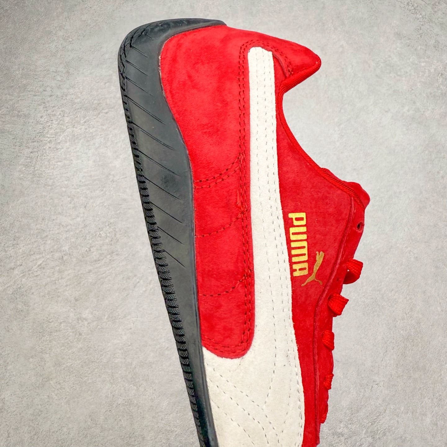 图片[6]-＃特价福利 PUMA Speedca OG 彪马极速赛车系列低帮德训风拼接复古百搭休闲运动赛车鞋 鞋款从80、90年代赛车手所穿的防火赛车鞋为原型，鞋身线条模仿了赛车的流线廓形，体现了空气动力学原理的结构。简约流畅的外观，恰好又和贯穿其中的Formstrip Logo融合恰到好处，视觉上细节丰富且协调。本次Speedcat OG鞋款归来，最大看点自然式保留了窄版鞋型以及薄底构造。这两年各品牌鞋底越做越厚，Speedcat反其道而行之，上脚几乎无鞋底的效果带来耳目一新的视觉体验。鞋面依旧是以质感细腻的麂皮材质打造，并且大面积近乎全包裹的使用，复古味道也愈发浓烈。配色上更是将最原始的黑色和红色带回，向F1赛车队的标志性队服致敬。相信让各位一眼种草的更多是出挑的大红色，上脚即可瞬间点亮整体造型，在以球鞋为核心的OOTD中脱颖而出。而另一款黑色则是低调的万金油，彰显新潮个性的同时又不喧宾夺主，也是热爱简约系穿搭朋友的首选。 尺码：35.5 36 37 37.5 38 38.5 39 40 40.5 41 42 42.5 43 44 44.5 45-选品中心