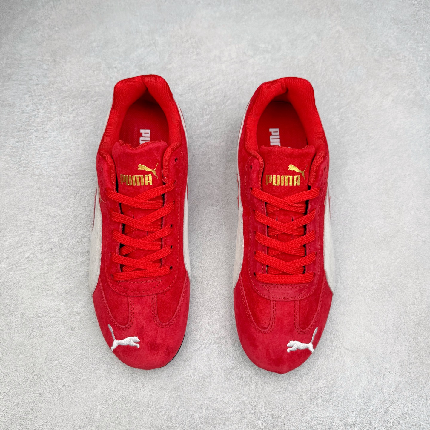 图片[2]-＃特价福利 PUMA Speedca OG 彪马极速赛车系列低帮德训风拼接复古百搭休闲运动赛车鞋 鞋款从80、90年代赛车手所穿的防火赛车鞋为原型，鞋身线条模仿了赛车的流线廓形，体现了空气动力学原理的结构。简约流畅的外观，恰好又和贯穿其中的Formstrip Logo融合恰到好处，视觉上细节丰富且协调。本次Speedcat OG鞋款归来，最大看点自然式保留了窄版鞋型以及薄底构造。这两年各品牌鞋底越做越厚，Speedcat反其道而行之，上脚几乎无鞋底的效果带来耳目一新的视觉体验。鞋面依旧是以质感细腻的麂皮材质打造，并且大面积近乎全包裹的使用，复古味道也愈发浓烈。配色上更是将最原始的黑色和红色带回，向F1赛车队的标志性队服致敬。相信让各位一眼种草的更多是出挑的大红色，上脚即可瞬间点亮整体造型，在以球鞋为核心的OOTD中脱颖而出。而另一款黑色则是低调的万金油，彰显新潮个性的同时又不喧宾夺主，也是热爱简约系穿搭朋友的首选。 尺码：35.5 36 37 37.5 38 38.5 39 40 40.5 41 42 42.5 43 44 44.5 45-选品中心