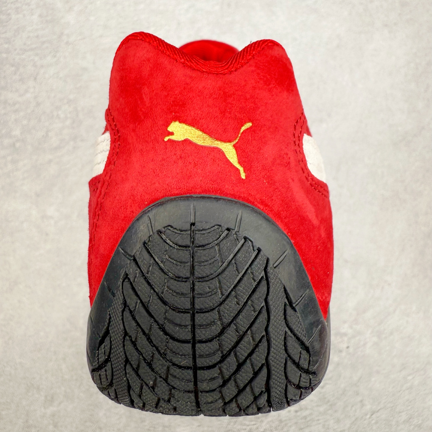 图片[8]-＃特价福利 PUMA Speedca OG 彪马极速赛车系列低帮德训风拼接复古百搭休闲运动赛车鞋 鞋款从80、90年代赛车手所穿的防火赛车鞋为原型，鞋身线条模仿了赛车的流线廓形，体现了空气动力学原理的结构。简约流畅的外观，恰好又和贯穿其中的Formstrip Logo融合恰到好处，视觉上细节丰富且协调。本次Speedcat OG鞋款归来，最大看点自然式保留了窄版鞋型以及薄底构造。这两年各品牌鞋底越做越厚，Speedcat反其道而行之，上脚几乎无鞋底的效果带来耳目一新的视觉体验。鞋面依旧是以质感细腻的麂皮材质打造，并且大面积近乎全包裹的使用，复古味道也愈发浓烈。配色上更是将最原始的黑色和红色带回，向F1赛车队的标志性队服致敬。相信让各位一眼种草的更多是出挑的大红色，上脚即可瞬间点亮整体造型，在以球鞋为核心的OOTD中脱颖而出。而另一款黑色则是低调的万金油，彰显新潮个性的同时又不喧宾夺主，也是热爱简约系穿搭朋友的首选。 尺码：35.5 36 37 37.5 38 38.5 39 40 40.5 41 42 42.5 43 44 44.5 45-选品中心