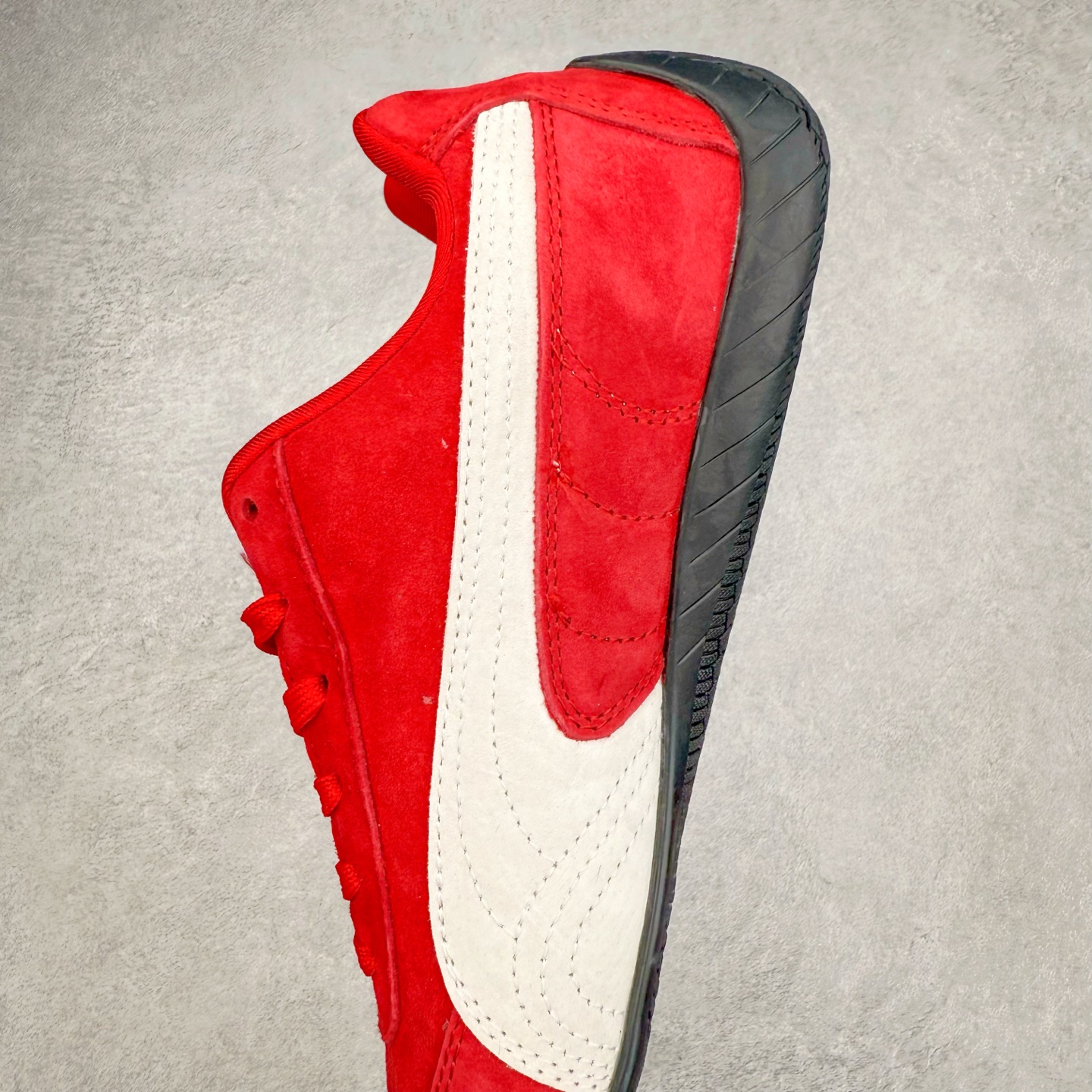 图片[7]-＃特价福利 PUMA Speedca OG 彪马极速赛车系列低帮德训风拼接复古百搭休闲运动赛车鞋 鞋款从80、90年代赛车手所穿的防火赛车鞋为原型，鞋身线条模仿了赛车的流线廓形，体现了空气动力学原理的结构。简约流畅的外观，恰好又和贯穿其中的Formstrip Logo融合恰到好处，视觉上细节丰富且协调。本次Speedcat OG鞋款归来，最大看点自然式保留了窄版鞋型以及薄底构造。这两年各品牌鞋底越做越厚，Speedcat反其道而行之，上脚几乎无鞋底的效果带来耳目一新的视觉体验。鞋面依旧是以质感细腻的麂皮材质打造，并且大面积近乎全包裹的使用，复古味道也愈发浓烈。配色上更是将最原始的黑色和红色带回，向F1赛车队的标志性队服致敬。相信让各位一眼种草的更多是出挑的大红色，上脚即可瞬间点亮整体造型，在以球鞋为核心的OOTD中脱颖而出。而另一款黑色则是低调的万金油，彰显新潮个性的同时又不喧宾夺主，也是热爱简约系穿搭朋友的首选。 尺码：35.5 36 37 37.5 38 38.5 39 40 40.5 41 42 42.5 43 44 44.5 45-选品中心