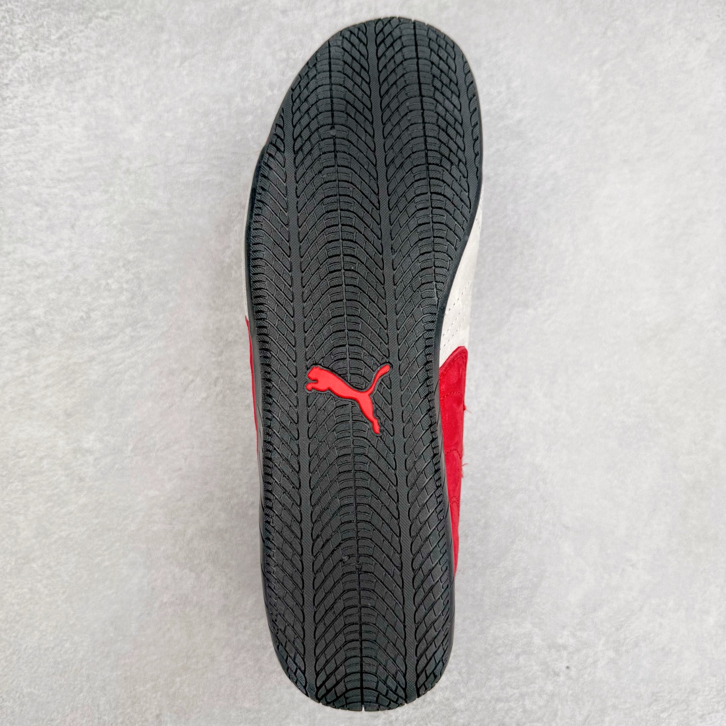 图片[9]-＃特价福利 PUMA Speedca OG 彪马极速赛车系列低帮德训风拼接复古百搭休闲运动赛车鞋 鞋款从80、90年代赛车手所穿的防火赛车鞋为原型，鞋身线条模仿了赛车的流线廓形，体现了空气动力学原理的结构。简约流畅的外观，恰好又和贯穿其中的Formstrip Logo融合恰到好处，视觉上细节丰富且协调。本次Speedcat OG鞋款归来，最大看点自然式保留了窄版鞋型以及薄底构造。这两年各品牌鞋底越做越厚，Speedcat反其道而行之，上脚几乎无鞋底的效果带来耳目一新的视觉体验。鞋面依旧是以质感细腻的麂皮材质打造，并且大面积近乎全包裹的使用，复古味道也愈发浓烈。配色上更是将最原始的黑色和红色带回，向F1赛车队的标志性队服致敬。相信让各位一眼种草的更多是出挑的大红色，上脚即可瞬间点亮整体造型，在以球鞋为核心的OOTD中脱颖而出。而另一款黑色则是低调的万金油，彰显新潮个性的同时又不喧宾夺主，也是热爱简约系穿搭朋友的首选。 尺码：35.5 36 37 37.5 38 38.5 39 40 40.5 41 42 42.5 43 44 44.5 45-选品中心