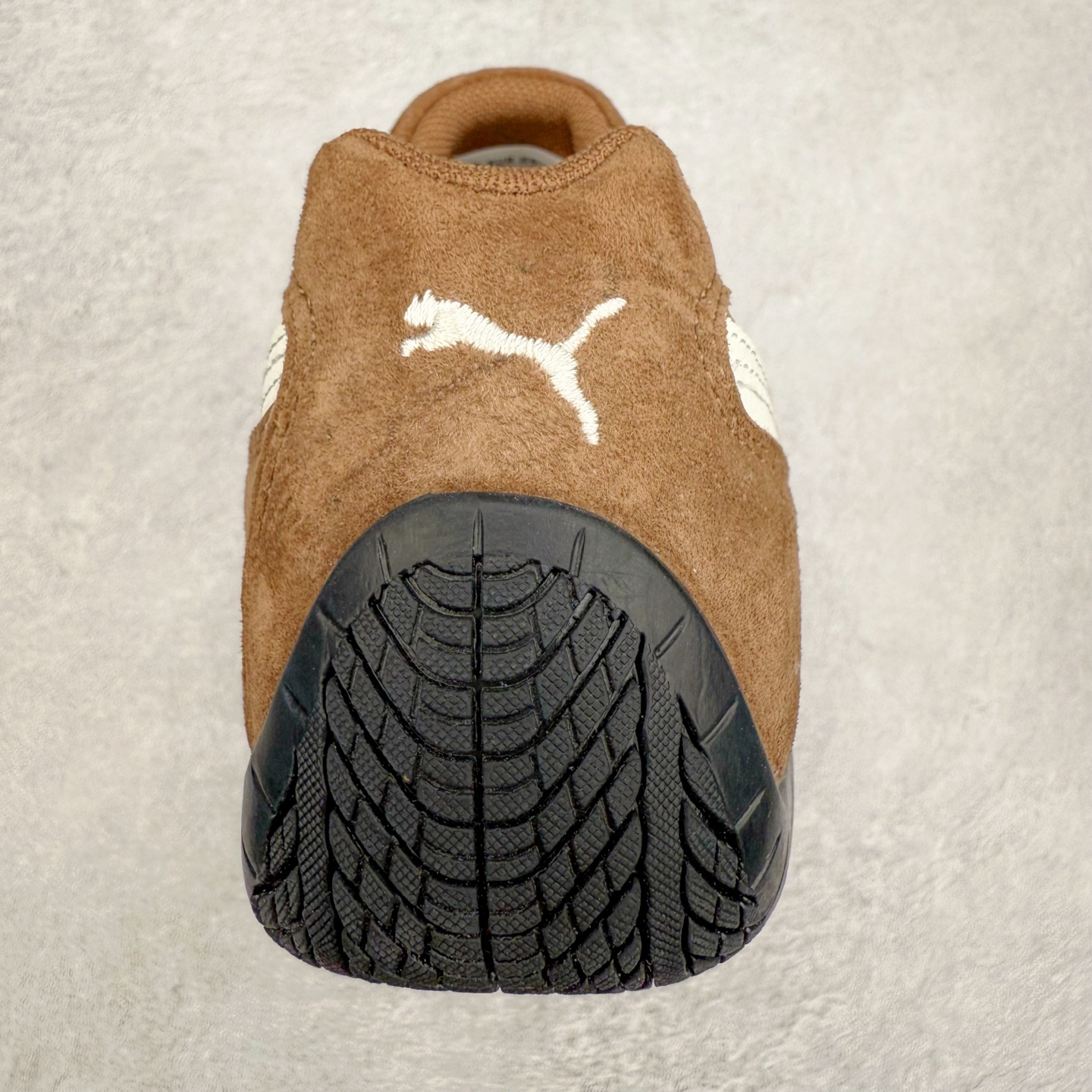 图片[8]-＃特价福利 PUMA Speedca OG 彪马极速赛车系列低帮德训风拼接复古百搭休闲运动赛车鞋 鞋款从80、90年代赛车手所穿的防火赛车鞋为原型，鞋身线条模仿了赛车的流线廓形，体现了空气动力学原理的结构。简约流畅的外观，恰好又和贯穿其中的Formstrip Logo融合恰到好处，视觉上细节丰富且协调。本次Speedcat OG鞋款归来，最大看点自然式保留了窄版鞋型以及薄底构造。这两年各品牌鞋底越做越厚，Speedcat反其道而行之，上脚几乎无鞋底的效果带来耳目一新的视觉体验。鞋面依旧是以质感细腻的麂皮材质打造，并且大面积近乎全包裹的使用，复古味道也愈发浓烈。配色上更是将最原始的黑色和红色带回，向F1赛车队的标志性队服致敬。相信让各位一眼种草的更多是出挑的大红色，上脚即可瞬间点亮整体造型，在以球鞋为核心的OOTD中脱颖而出。而另一款黑色则是低调的万金油，彰显新潮个性的同时又不喧宾夺主，也是热爱简约系穿搭朋友的首选。 尺码：35.5 36 37 37.5 38 38.5 39 40 40.5 41 42 42.5 43 44 44.5 45-选品中心