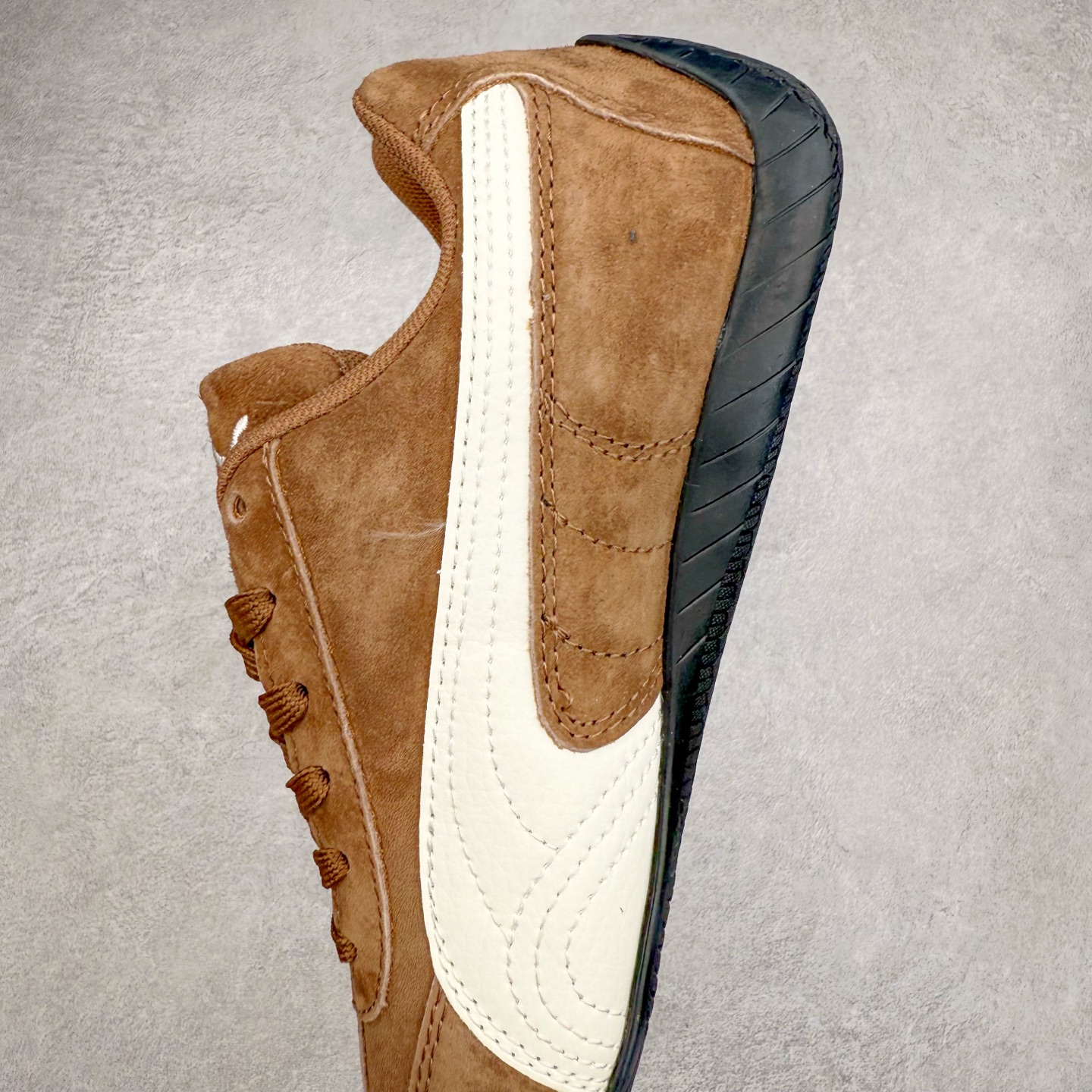 图片[7]-＃特价福利 PUMA Speedca OG 彪马极速赛车系列低帮德训风拼接复古百搭休闲运动赛车鞋 鞋款从80、90年代赛车手所穿的防火赛车鞋为原型，鞋身线条模仿了赛车的流线廓形，体现了空气动力学原理的结构。简约流畅的外观，恰好又和贯穿其中的Formstrip Logo融合恰到好处，视觉上细节丰富且协调。本次Speedcat OG鞋款归来，最大看点自然式保留了窄版鞋型以及薄底构造。这两年各品牌鞋底越做越厚，Speedcat反其道而行之，上脚几乎无鞋底的效果带来耳目一新的视觉体验。鞋面依旧是以质感细腻的麂皮材质打造，并且大面积近乎全包裹的使用，复古味道也愈发浓烈。配色上更是将最原始的黑色和红色带回，向F1赛车队的标志性队服致敬。相信让各位一眼种草的更多是出挑的大红色，上脚即可瞬间点亮整体造型，在以球鞋为核心的OOTD中脱颖而出。而另一款黑色则是低调的万金油，彰显新潮个性的同时又不喧宾夺主，也是热爱简约系穿搭朋友的首选。 尺码：35.5 36 37 37.5 38 38.5 39 40 40.5 41 42 42.5 43 44 44.5 45-选品中心