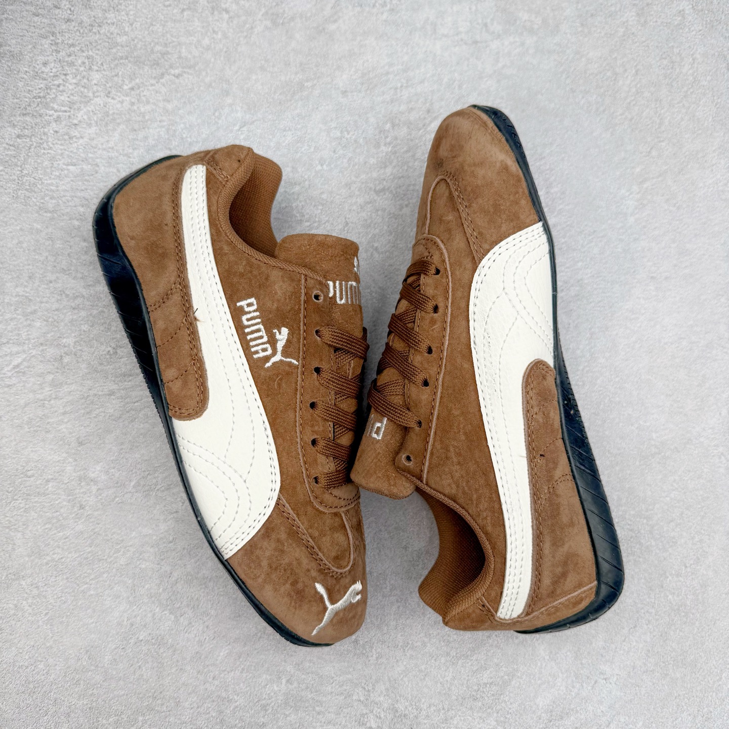 图片[3]-＃特价福利 PUMA Speedca OG 彪马极速赛车系列低帮德训风拼接复古百搭休闲运动赛车鞋 鞋款从80、90年代赛车手所穿的防火赛车鞋为原型，鞋身线条模仿了赛车的流线廓形，体现了空气动力学原理的结构。简约流畅的外观，恰好又和贯穿其中的Formstrip Logo融合恰到好处，视觉上细节丰富且协调。本次Speedcat OG鞋款归来，最大看点自然式保留了窄版鞋型以及薄底构造。这两年各品牌鞋底越做越厚，Speedcat反其道而行之，上脚几乎无鞋底的效果带来耳目一新的视觉体验。鞋面依旧是以质感细腻的麂皮材质打造，并且大面积近乎全包裹的使用，复古味道也愈发浓烈。配色上更是将最原始的黑色和红色带回，向F1赛车队的标志性队服致敬。相信让各位一眼种草的更多是出挑的大红色，上脚即可瞬间点亮整体造型，在以球鞋为核心的OOTD中脱颖而出。而另一款黑色则是低调的万金油，彰显新潮个性的同时又不喧宾夺主，也是热爱简约系穿搭朋友的首选。 尺码：35.5 36 37 37.5 38 38.5 39 40 40.5 41 42 42.5 43 44 44.5 45-选品中心