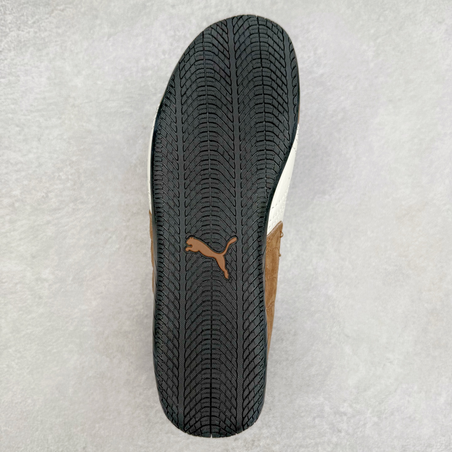 图片[9]-＃特价福利 PUMA Speedca OG 彪马极速赛车系列低帮德训风拼接复古百搭休闲运动赛车鞋 鞋款从80、90年代赛车手所穿的防火赛车鞋为原型，鞋身线条模仿了赛车的流线廓形，体现了空气动力学原理的结构。简约流畅的外观，恰好又和贯穿其中的Formstrip Logo融合恰到好处，视觉上细节丰富且协调。本次Speedcat OG鞋款归来，最大看点自然式保留了窄版鞋型以及薄底构造。这两年各品牌鞋底越做越厚，Speedcat反其道而行之，上脚几乎无鞋底的效果带来耳目一新的视觉体验。鞋面依旧是以质感细腻的麂皮材质打造，并且大面积近乎全包裹的使用，复古味道也愈发浓烈。配色上更是将最原始的黑色和红色带回，向F1赛车队的标志性队服致敬。相信让各位一眼种草的更多是出挑的大红色，上脚即可瞬间点亮整体造型，在以球鞋为核心的OOTD中脱颖而出。而另一款黑色则是低调的万金油，彰显新潮个性的同时又不喧宾夺主，也是热爱简约系穿搭朋友的首选。 尺码：35.5 36 37 37.5 38 38.5 39 40 40.5 41 42 42.5 43 44 44.5 45-选品中心