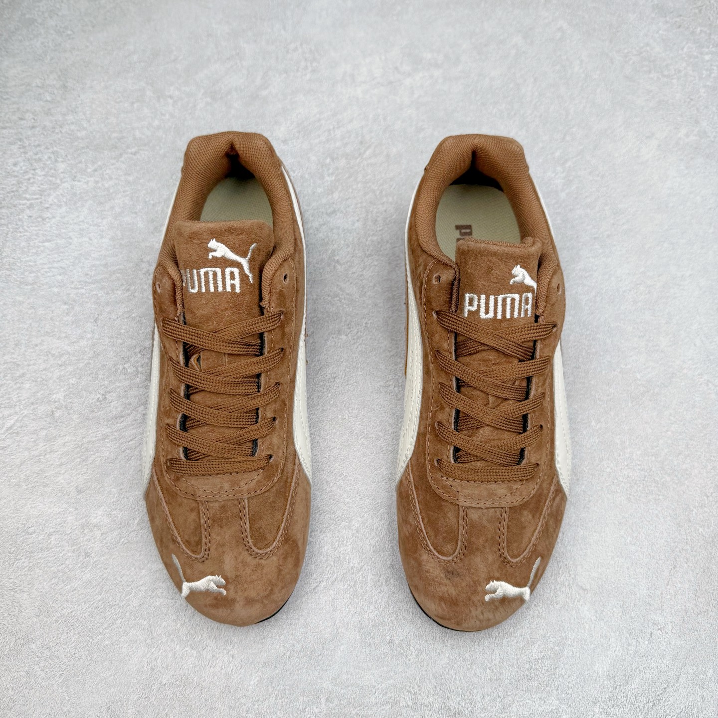 图片[2]-＃特价福利 PUMA Speedca OG 彪马极速赛车系列低帮德训风拼接复古百搭休闲运动赛车鞋 鞋款从80、90年代赛车手所穿的防火赛车鞋为原型，鞋身线条模仿了赛车的流线廓形，体现了空气动力学原理的结构。简约流畅的外观，恰好又和贯穿其中的Formstrip Logo融合恰到好处，视觉上细节丰富且协调。本次Speedcat OG鞋款归来，最大看点自然式保留了窄版鞋型以及薄底构造。这两年各品牌鞋底越做越厚，Speedcat反其道而行之，上脚几乎无鞋底的效果带来耳目一新的视觉体验。鞋面依旧是以质感细腻的麂皮材质打造，并且大面积近乎全包裹的使用，复古味道也愈发浓烈。配色上更是将最原始的黑色和红色带回，向F1赛车队的标志性队服致敬。相信让各位一眼种草的更多是出挑的大红色，上脚即可瞬间点亮整体造型，在以球鞋为核心的OOTD中脱颖而出。而另一款黑色则是低调的万金油，彰显新潮个性的同时又不喧宾夺主，也是热爱简约系穿搭朋友的首选。 尺码：35.5 36 37 37.5 38 38.5 39 40 40.5 41 42 42.5 43 44 44.5 45-选品中心