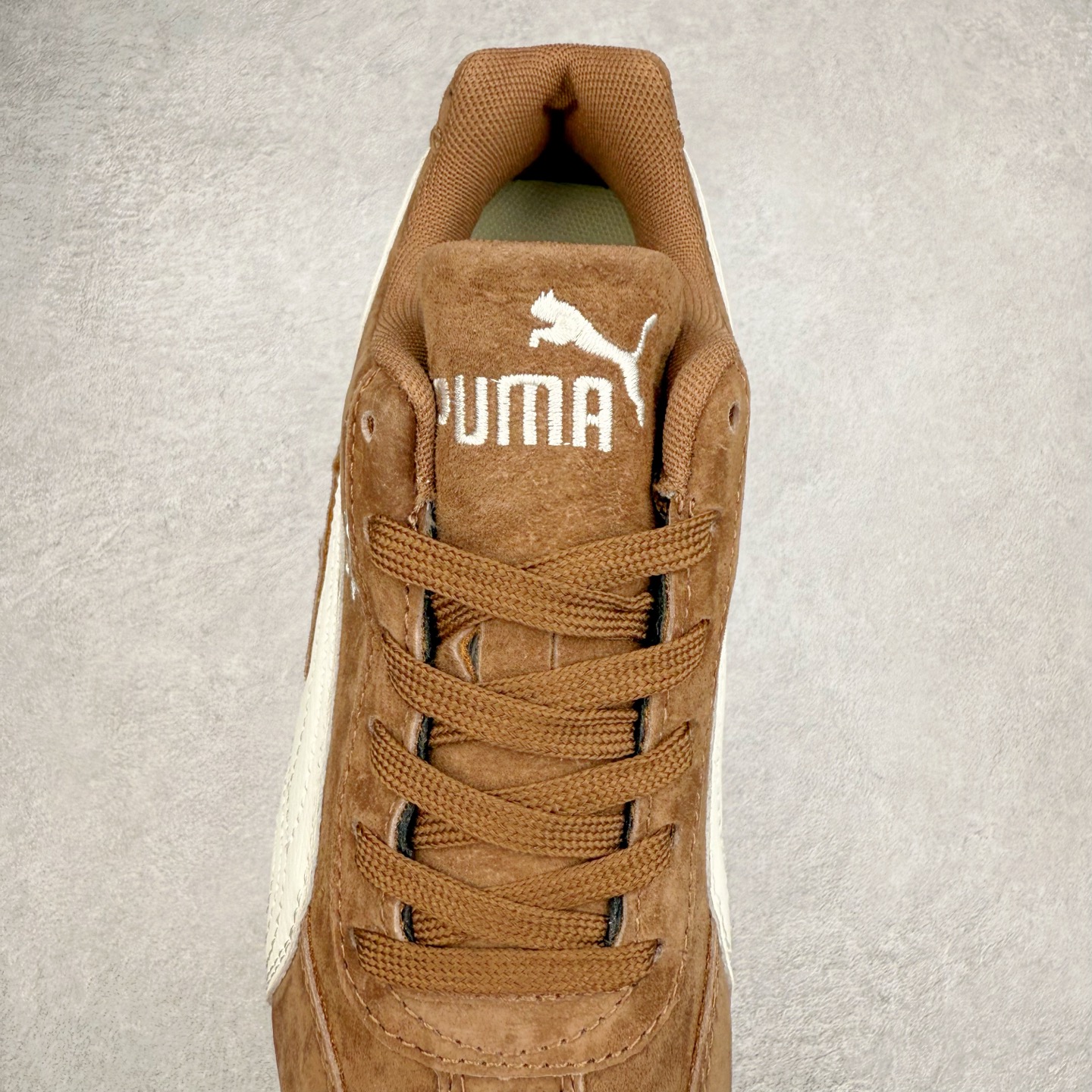 图片[5]-＃特价福利 PUMA Speedca OG 彪马极速赛车系列低帮德训风拼接复古百搭休闲运动赛车鞋 鞋款从80、90年代赛车手所穿的防火赛车鞋为原型，鞋身线条模仿了赛车的流线廓形，体现了空气动力学原理的结构。简约流畅的外观，恰好又和贯穿其中的Formstrip Logo融合恰到好处，视觉上细节丰富且协调。本次Speedcat OG鞋款归来，最大看点自然式保留了窄版鞋型以及薄底构造。这两年各品牌鞋底越做越厚，Speedcat反其道而行之，上脚几乎无鞋底的效果带来耳目一新的视觉体验。鞋面依旧是以质感细腻的麂皮材质打造，并且大面积近乎全包裹的使用，复古味道也愈发浓烈。配色上更是将最原始的黑色和红色带回，向F1赛车队的标志性队服致敬。相信让各位一眼种草的更多是出挑的大红色，上脚即可瞬间点亮整体造型，在以球鞋为核心的OOTD中脱颖而出。而另一款黑色则是低调的万金油，彰显新潮个性的同时又不喧宾夺主，也是热爱简约系穿搭朋友的首选。 尺码：35.5 36 37 37.5 38 38.5 39 40 40.5 41 42 42.5 43 44 44.5 45-选品中心