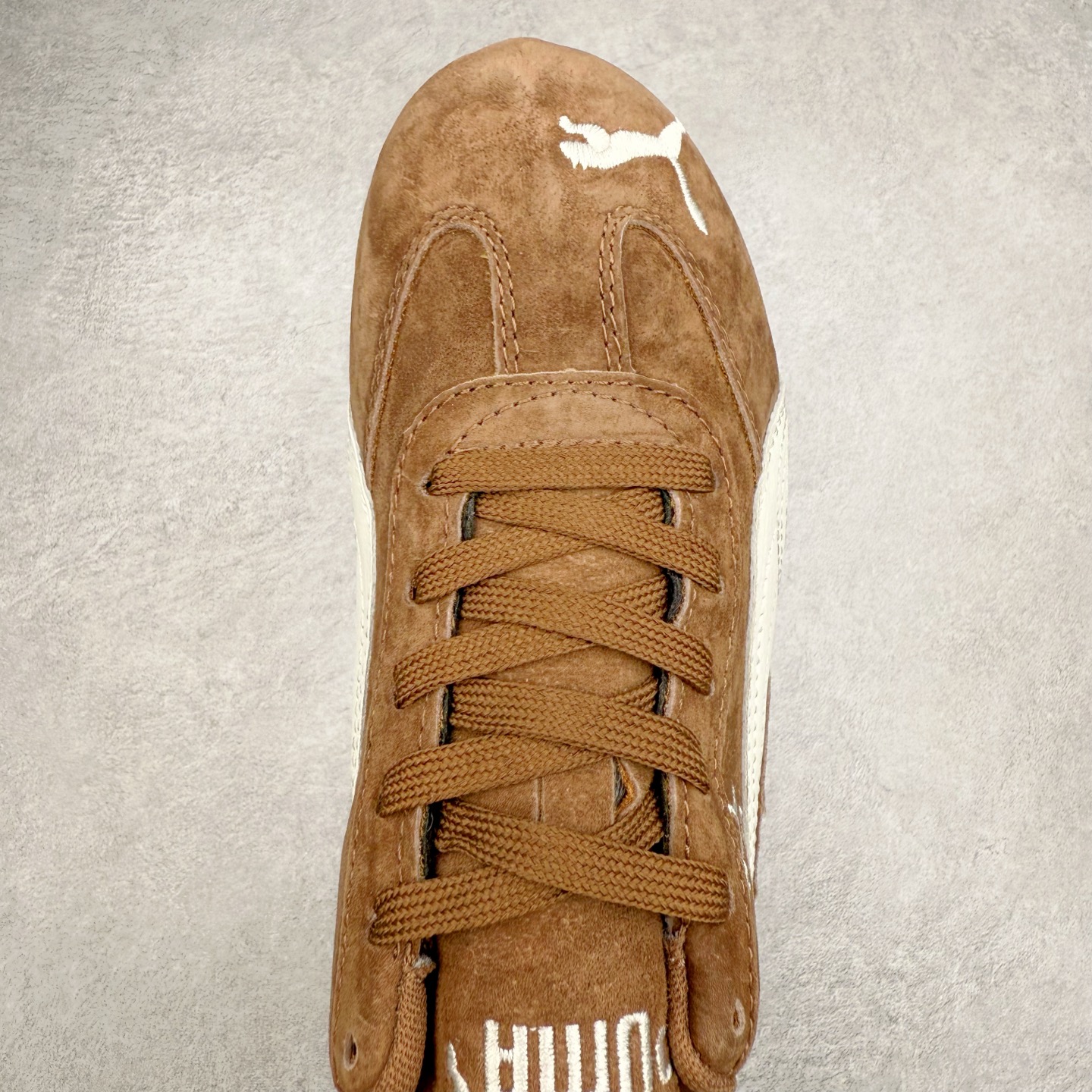 图片[4]-＃特价福利 PUMA Speedca OG 彪马极速赛车系列低帮德训风拼接复古百搭休闲运动赛车鞋 鞋款从80、90年代赛车手所穿的防火赛车鞋为原型，鞋身线条模仿了赛车的流线廓形，体现了空气动力学原理的结构。简约流畅的外观，恰好又和贯穿其中的Formstrip Logo融合恰到好处，视觉上细节丰富且协调。本次Speedcat OG鞋款归来，最大看点自然式保留了窄版鞋型以及薄底构造。这两年各品牌鞋底越做越厚，Speedcat反其道而行之，上脚几乎无鞋底的效果带来耳目一新的视觉体验。鞋面依旧是以质感细腻的麂皮材质打造，并且大面积近乎全包裹的使用，复古味道也愈发浓烈。配色上更是将最原始的黑色和红色带回，向F1赛车队的标志性队服致敬。相信让各位一眼种草的更多是出挑的大红色，上脚即可瞬间点亮整体造型，在以球鞋为核心的OOTD中脱颖而出。而另一款黑色则是低调的万金油，彰显新潮个性的同时又不喧宾夺主，也是热爱简约系穿搭朋友的首选。 尺码：35.5 36 37 37.5 38 38.5 39 40 40.5 41 42 42.5 43 44 44.5 45-选品中心