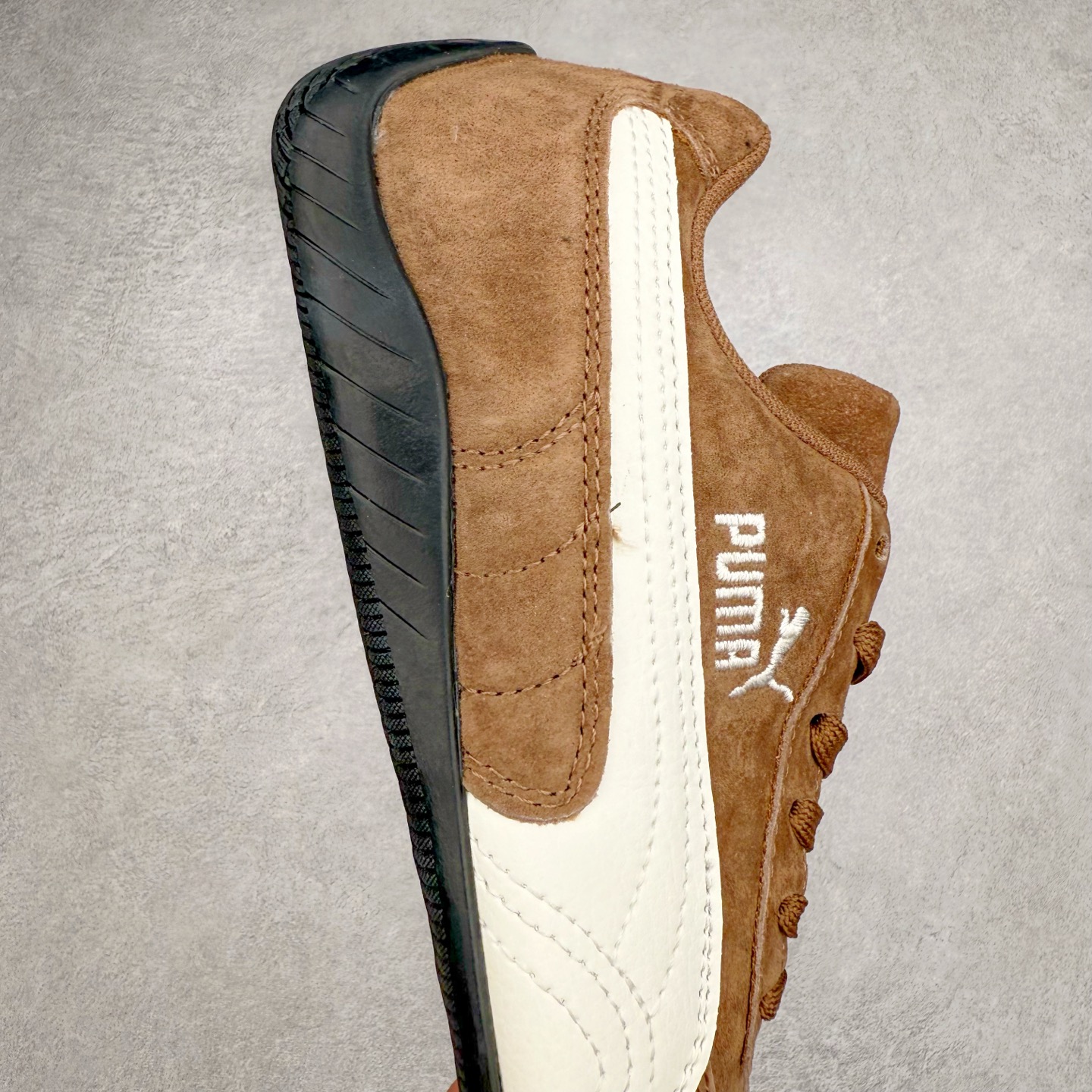 图片[6]-＃特价福利 PUMA Speedca OG 彪马极速赛车系列低帮德训风拼接复古百搭休闲运动赛车鞋 鞋款从80、90年代赛车手所穿的防火赛车鞋为原型，鞋身线条模仿了赛车的流线廓形，体现了空气动力学原理的结构。简约流畅的外观，恰好又和贯穿其中的Formstrip Logo融合恰到好处，视觉上细节丰富且协调。本次Speedcat OG鞋款归来，最大看点自然式保留了窄版鞋型以及薄底构造。这两年各品牌鞋底越做越厚，Speedcat反其道而行之，上脚几乎无鞋底的效果带来耳目一新的视觉体验。鞋面依旧是以质感细腻的麂皮材质打造，并且大面积近乎全包裹的使用，复古味道也愈发浓烈。配色上更是将最原始的黑色和红色带回，向F1赛车队的标志性队服致敬。相信让各位一眼种草的更多是出挑的大红色，上脚即可瞬间点亮整体造型，在以球鞋为核心的OOTD中脱颖而出。而另一款黑色则是低调的万金油，彰显新潮个性的同时又不喧宾夺主，也是热爱简约系穿搭朋友的首选。 尺码：35.5 36 37 37.5 38 38.5 39 40 40.5 41 42 42.5 43 44 44.5 45-选品中心