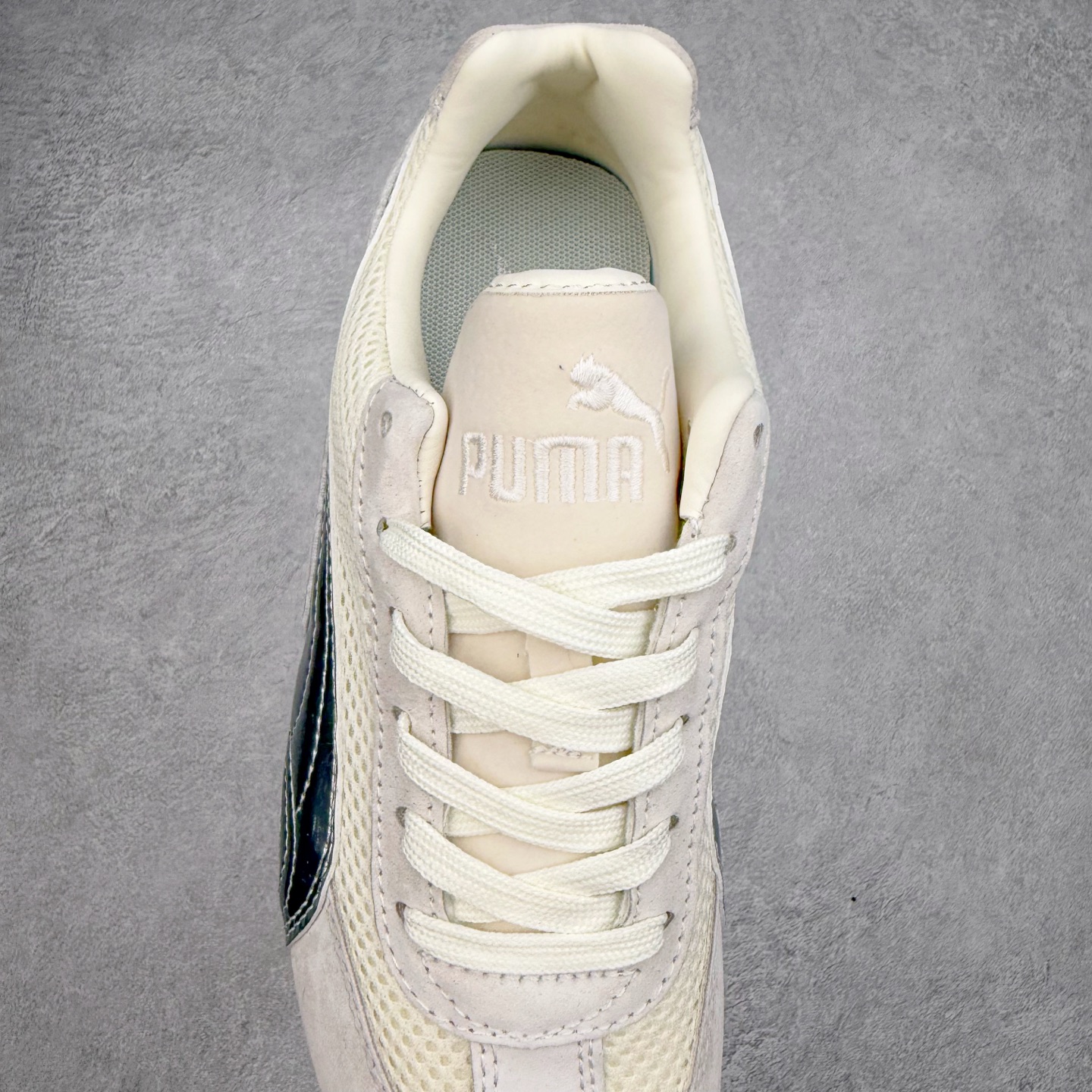 图片[5]-＃特价福利 PUMA Speedca OG 彪马极速赛车系列低帮德训风拼接复古百搭休闲运动赛车鞋 鞋款从80、90年代赛车手所穿的防火赛车鞋为原型，鞋身线条模仿了赛车的流线廓形，体现了空气动力学原理的结构。简约流畅的外观，恰好又和贯穿其中的Formstrip Logo融合恰到好处，视觉上细节丰富且协调。本次Speedcat OG鞋款归来，最大看点自然式保留了窄版鞋型以及薄底构造。这两年各品牌鞋底越做越厚，Speedcat反其道而行之，上脚几乎无鞋底的效果带来耳目一新的视觉体验。鞋面依旧是以质感细腻的麂皮材质打造，并且大面积近乎全包裹的使用，复古味道也愈发浓烈。配色上更是将最原始的黑色和红色带回，向F1赛车队的标志性队服致敬。相信让各位一眼种草的更多是出挑的大红色，上脚即可瞬间点亮整体造型，在以球鞋为核心的OOTD中脱颖而出。而另一款黑色则是低调的万金油，彰显新潮个性的同时又不喧宾夺主，也是热爱简约系穿搭朋友的首选。 尺码：35.5 36 37 37.5 38 38.5 39 40 40.5 41 42 42.5 43 44 44.5 45-选品中心