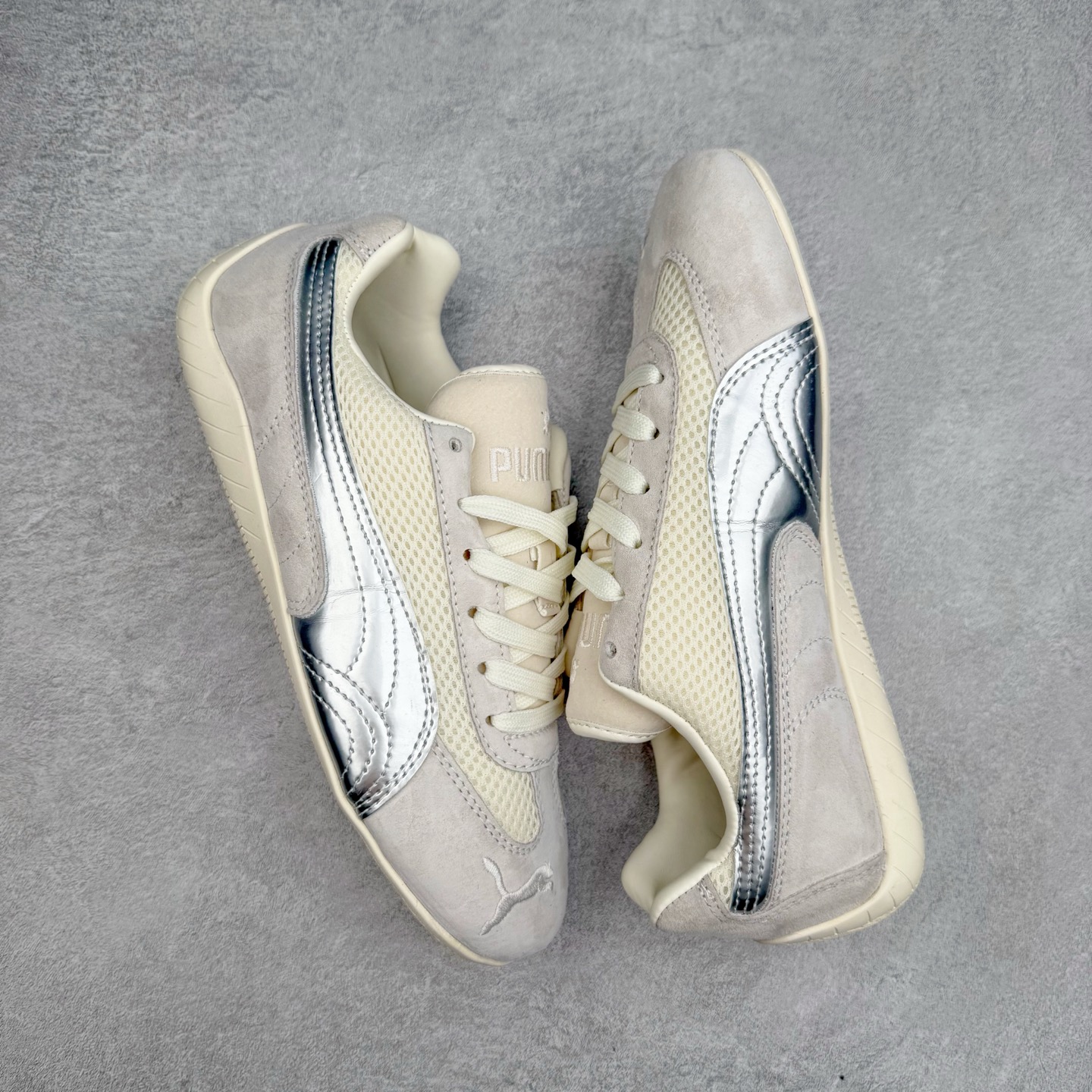 图片[3]-＃特价福利 PUMA Speedca OG 彪马极速赛车系列低帮德训风拼接复古百搭休闲运动赛车鞋 鞋款从80、90年代赛车手所穿的防火赛车鞋为原型，鞋身线条模仿了赛车的流线廓形，体现了空气动力学原理的结构。简约流畅的外观，恰好又和贯穿其中的Formstrip Logo融合恰到好处，视觉上细节丰富且协调。本次Speedcat OG鞋款归来，最大看点自然式保留了窄版鞋型以及薄底构造。这两年各品牌鞋底越做越厚，Speedcat反其道而行之，上脚几乎无鞋底的效果带来耳目一新的视觉体验。鞋面依旧是以质感细腻的麂皮材质打造，并且大面积近乎全包裹的使用，复古味道也愈发浓烈。配色上更是将最原始的黑色和红色带回，向F1赛车队的标志性队服致敬。相信让各位一眼种草的更多是出挑的大红色，上脚即可瞬间点亮整体造型，在以球鞋为核心的OOTD中脱颖而出。而另一款黑色则是低调的万金油，彰显新潮个性的同时又不喧宾夺主，也是热爱简约系穿搭朋友的首选。 尺码：35.5 36 37 37.5 38 38.5 39 40 40.5 41 42 42.5 43 44 44.5 45-选品中心