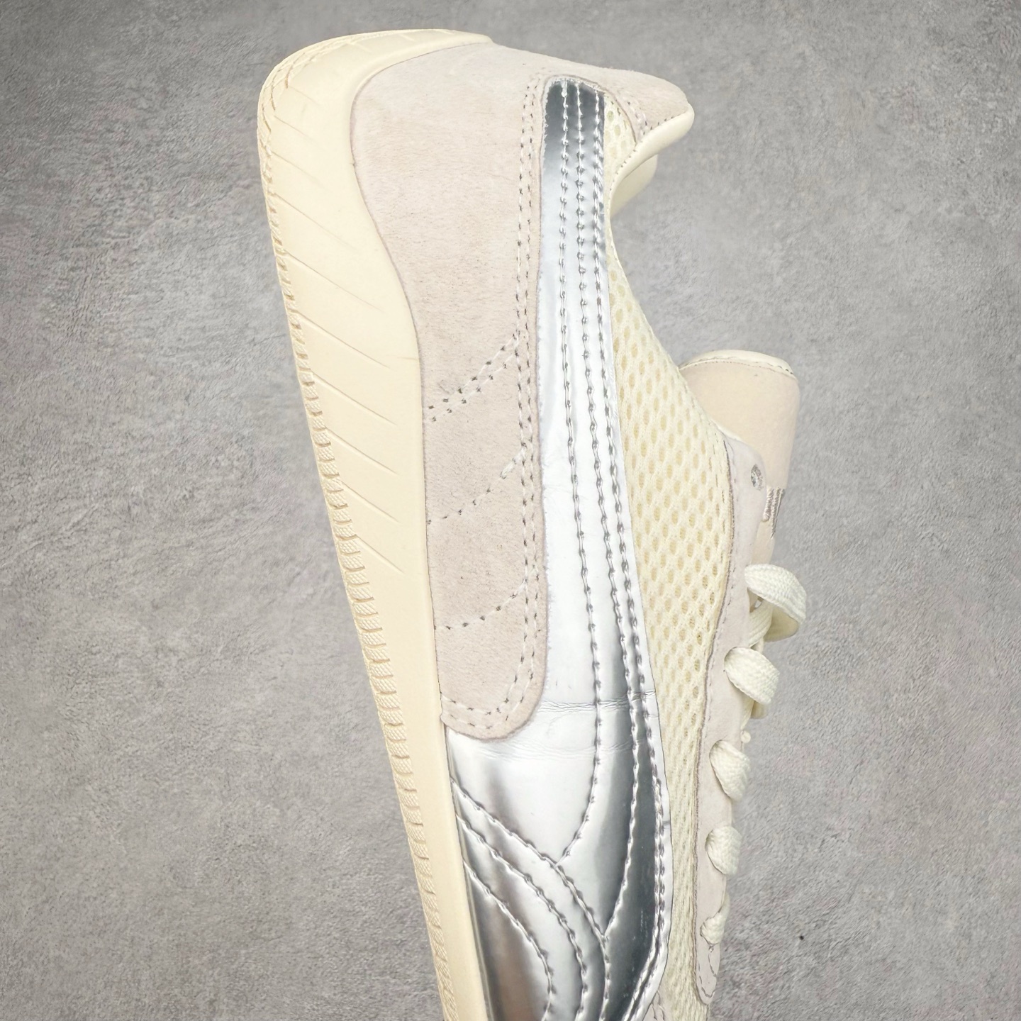 图片[6]-＃特价福利 PUMA Speedca OG 彪马极速赛车系列低帮德训风拼接复古百搭休闲运动赛车鞋 鞋款从80、90年代赛车手所穿的防火赛车鞋为原型，鞋身线条模仿了赛车的流线廓形，体现了空气动力学原理的结构。简约流畅的外观，恰好又和贯穿其中的Formstrip Logo融合恰到好处，视觉上细节丰富且协调。本次Speedcat OG鞋款归来，最大看点自然式保留了窄版鞋型以及薄底构造。这两年各品牌鞋底越做越厚，Speedcat反其道而行之，上脚几乎无鞋底的效果带来耳目一新的视觉体验。鞋面依旧是以质感细腻的麂皮材质打造，并且大面积近乎全包裹的使用，复古味道也愈发浓烈。配色上更是将最原始的黑色和红色带回，向F1赛车队的标志性队服致敬。相信让各位一眼种草的更多是出挑的大红色，上脚即可瞬间点亮整体造型，在以球鞋为核心的OOTD中脱颖而出。而另一款黑色则是低调的万金油，彰显新潮个性的同时又不喧宾夺主，也是热爱简约系穿搭朋友的首选。 尺码：35.5 36 37 37.5 38 38.5 39 40 40.5 41 42 42.5 43 44 44.5 45-选品中心