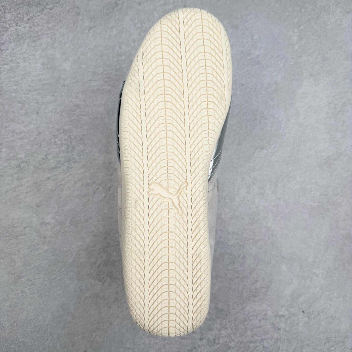 图片[9]-＃特价福利 PUMA Speedca OG 彪马极速赛车系列低帮德训风拼接复古百搭休闲运动赛车鞋 鞋款从80、90年代赛车手所穿的防火赛车鞋为原型，鞋身线条模仿了赛车的流线廓形，体现了空气动力学原理的结构。简约流畅的外观，恰好又和贯穿其中的Formstrip Logo融合恰到好处，视觉上细节丰富且协调。本次Speedcat OG鞋款归来，最大看点自然式保留了窄版鞋型以及薄底构造。这两年各品牌鞋底越做越厚，Speedcat反其道而行之，上脚几乎无鞋底的效果带来耳目一新的视觉体验。鞋面依旧是以质感细腻的麂皮材质打造，并且大面积近乎全包裹的使用，复古味道也愈发浓烈。配色上更是将最原始的黑色和红色带回，向F1赛车队的标志性队服致敬。相信让各位一眼种草的更多是出挑的大红色，上脚即可瞬间点亮整体造型，在以球鞋为核心的OOTD中脱颖而出。而另一款黑色则是低调的万金油，彰显新潮个性的同时又不喧宾夺主，也是热爱简约系穿搭朋友的首选。 尺码：35.5 36 37 37.5 38 38.5 39 40 40.5 41 42 42.5 43 44 44.5 45-选品中心