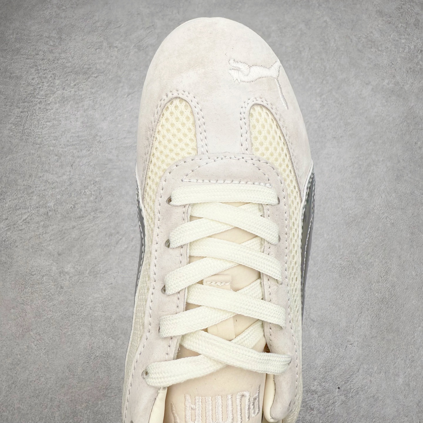 图片[4]-＃特价福利 PUMA Speedca OG 彪马极速赛车系列低帮德训风拼接复古百搭休闲运动赛车鞋 鞋款从80、90年代赛车手所穿的防火赛车鞋为原型，鞋身线条模仿了赛车的流线廓形，体现了空气动力学原理的结构。简约流畅的外观，恰好又和贯穿其中的Formstrip Logo融合恰到好处，视觉上细节丰富且协调。本次Speedcat OG鞋款归来，最大看点自然式保留了窄版鞋型以及薄底构造。这两年各品牌鞋底越做越厚，Speedcat反其道而行之，上脚几乎无鞋底的效果带来耳目一新的视觉体验。鞋面依旧是以质感细腻的麂皮材质打造，并且大面积近乎全包裹的使用，复古味道也愈发浓烈。配色上更是将最原始的黑色和红色带回，向F1赛车队的标志性队服致敬。相信让各位一眼种草的更多是出挑的大红色，上脚即可瞬间点亮整体造型，在以球鞋为核心的OOTD中脱颖而出。而另一款黑色则是低调的万金油，彰显新潮个性的同时又不喧宾夺主，也是热爱简约系穿搭朋友的首选。 尺码：35.5 36 37 37.5 38 38.5 39 40 40.5 41 42 42.5 43 44 44.5 45-选品中心