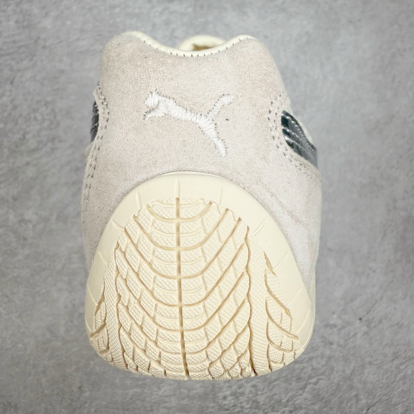 图片[8]-＃特价福利 PUMA Speedca OG 彪马极速赛车系列低帮德训风拼接复古百搭休闲运动赛车鞋 鞋款从80、90年代赛车手所穿的防火赛车鞋为原型，鞋身线条模仿了赛车的流线廓形，体现了空气动力学原理的结构。简约流畅的外观，恰好又和贯穿其中的Formstrip Logo融合恰到好处，视觉上细节丰富且协调。本次Speedcat OG鞋款归来，最大看点自然式保留了窄版鞋型以及薄底构造。这两年各品牌鞋底越做越厚，Speedcat反其道而行之，上脚几乎无鞋底的效果带来耳目一新的视觉体验。鞋面依旧是以质感细腻的麂皮材质打造，并且大面积近乎全包裹的使用，复古味道也愈发浓烈。配色上更是将最原始的黑色和红色带回，向F1赛车队的标志性队服致敬。相信让各位一眼种草的更多是出挑的大红色，上脚即可瞬间点亮整体造型，在以球鞋为核心的OOTD中脱颖而出。而另一款黑色则是低调的万金油，彰显新潮个性的同时又不喧宾夺主，也是热爱简约系穿搭朋友的首选。 尺码：35.5 36 37 37.5 38 38.5 39 40 40.5 41 42 42.5 43 44 44.5 45-选品中心