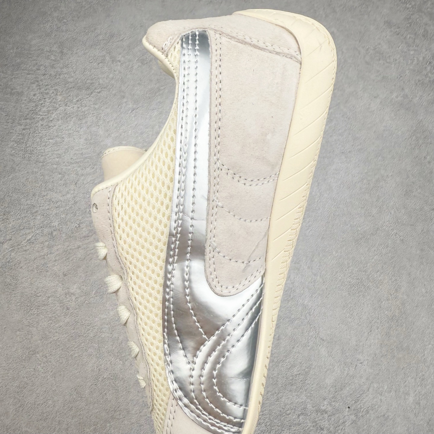 图片[7]-＃特价福利 PUMA Speedca OG 彪马极速赛车系列低帮德训风拼接复古百搭休闲运动赛车鞋 鞋款从80、90年代赛车手所穿的防火赛车鞋为原型，鞋身线条模仿了赛车的流线廓形，体现了空气动力学原理的结构。简约流畅的外观，恰好又和贯穿其中的Formstrip Logo融合恰到好处，视觉上细节丰富且协调。本次Speedcat OG鞋款归来，最大看点自然式保留了窄版鞋型以及薄底构造。这两年各品牌鞋底越做越厚，Speedcat反其道而行之，上脚几乎无鞋底的效果带来耳目一新的视觉体验。鞋面依旧是以质感细腻的麂皮材质打造，并且大面积近乎全包裹的使用，复古味道也愈发浓烈。配色上更是将最原始的黑色和红色带回，向F1赛车队的标志性队服致敬。相信让各位一眼种草的更多是出挑的大红色，上脚即可瞬间点亮整体造型，在以球鞋为核心的OOTD中脱颖而出。而另一款黑色则是低调的万金油，彰显新潮个性的同时又不喧宾夺主，也是热爱简约系穿搭朋友的首选。 尺码：35.5 36 37 37.5 38 38.5 39 40 40.5 41 42 42.5 43 44 44.5 45-选品中心