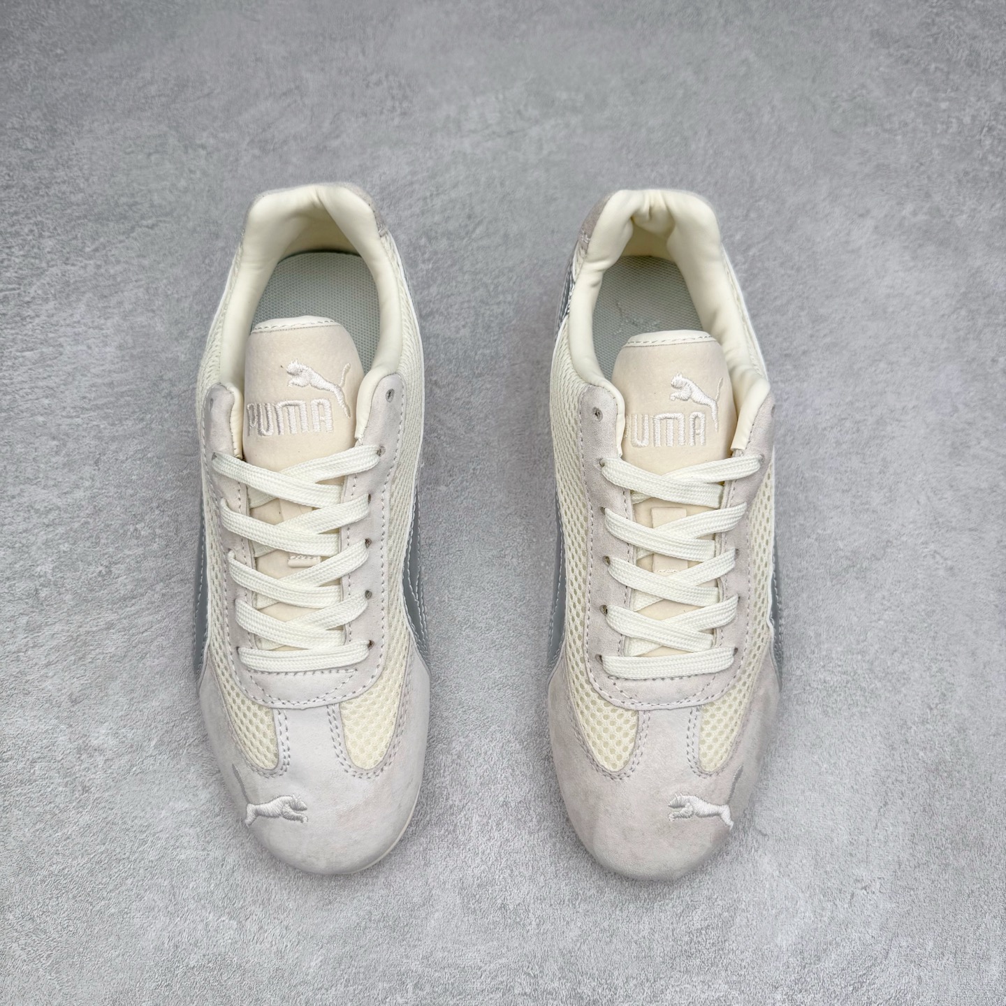 图片[2]-＃特价福利 PUMA Speedca OG 彪马极速赛车系列低帮德训风拼接复古百搭休闲运动赛车鞋 鞋款从80、90年代赛车手所穿的防火赛车鞋为原型，鞋身线条模仿了赛车的流线廓形，体现了空气动力学原理的结构。简约流畅的外观，恰好又和贯穿其中的Formstrip Logo融合恰到好处，视觉上细节丰富且协调。本次Speedcat OG鞋款归来，最大看点自然式保留了窄版鞋型以及薄底构造。这两年各品牌鞋底越做越厚，Speedcat反其道而行之，上脚几乎无鞋底的效果带来耳目一新的视觉体验。鞋面依旧是以质感细腻的麂皮材质打造，并且大面积近乎全包裹的使用，复古味道也愈发浓烈。配色上更是将最原始的黑色和红色带回，向F1赛车队的标志性队服致敬。相信让各位一眼种草的更多是出挑的大红色，上脚即可瞬间点亮整体造型，在以球鞋为核心的OOTD中脱颖而出。而另一款黑色则是低调的万金油，彰显新潮个性的同时又不喧宾夺主，也是热爱简约系穿搭朋友的首选。 尺码：35.5 36 37 37.5 38 38.5 39 40 40.5 41 42 42.5 43 44 44.5 45-选品中心