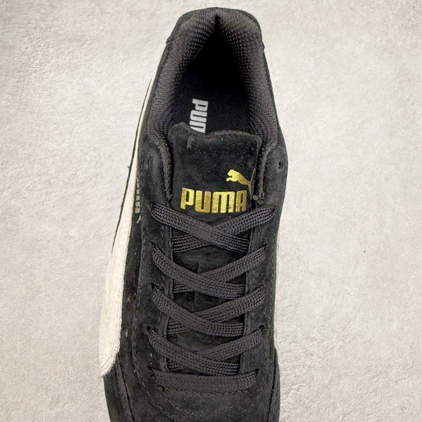 图片[5]-＃特价福利 PUMA Speedca OG 彪马极速赛车系列低帮德训风拼接复古百搭休闲运动赛车鞋 鞋款从80、90年代赛车手所穿的防火赛车鞋为原型，鞋身线条模仿了赛车的流线廓形，体现了空气动力学原理的结构。简约流畅的外观，恰好又和贯穿其中的Formstrip Logo融合恰到好处，视觉上细节丰富且协调。本次Speedcat OG鞋款归来，最大看点自然式保留了窄版鞋型以及薄底构造。这两年各品牌鞋底越做越厚，Speedcat反其道而行之，上脚几乎无鞋底的效果带来耳目一新的视觉体验。鞋面依旧是以质感细腻的麂皮材质打造，并且大面积近乎全包裹的使用，复古味道也愈发浓烈。配色上更是将最原始的黑色和红色带回，向F1赛车队的标志性队服致敬。相信让各位一眼种草的更多是出挑的大红色，上脚即可瞬间点亮整体造型，在以球鞋为核心的OOTD中脱颖而出。而另一款黑色则是低调的万金油，彰显新潮个性的同时又不喧宾夺主，也是热爱简约系穿搭朋友的首选。 尺码：35.5 36 37 37.5 38 38.5 39 40 40.5 41 42 42.5 43 44 44.5 45-选品中心