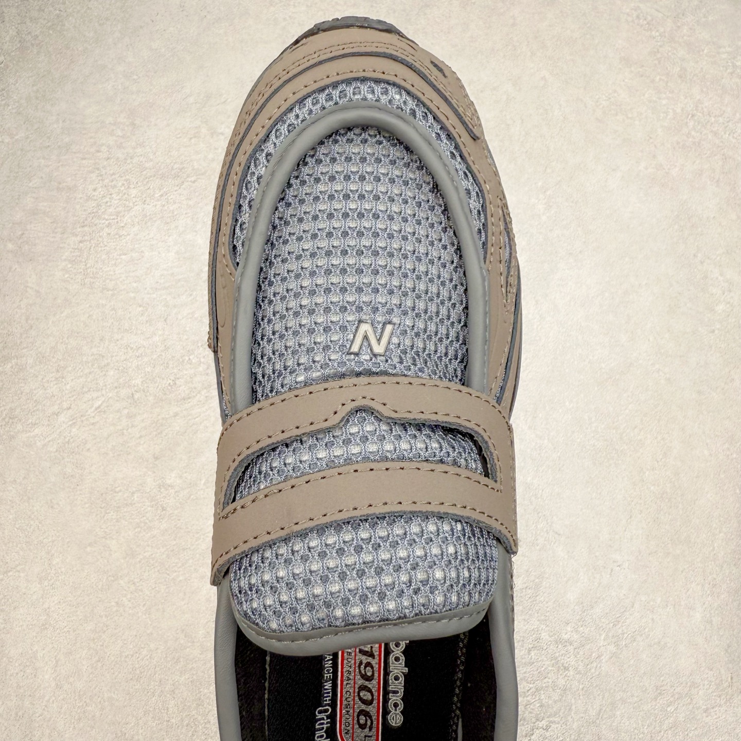 图片[4]-JUNYA WATANABE x New Balance NB 1906R 新百伦联名款舒适百搭防滑低帮生活休闲鞋乐福鞋 Junya Watanabe 和 New Balance 再次联手，推出了全新的合作款——1906 Loafer。这款跨越运动鞋与皮鞋界限的设计。设计将 New Balance 1906R 的技术与经典皮革便鞋的风格完美融合。厚实的鞋底与精致的漆皮鞋面，不仅保留了运动鞋的舒适感，还能轻松驾驭休闲与正式造型。一位国外鞋友对此鞋的评价颇具趣味：“这是开完重要会议后，立马开始 5K 长跑的理想鞋款。”-选品中心