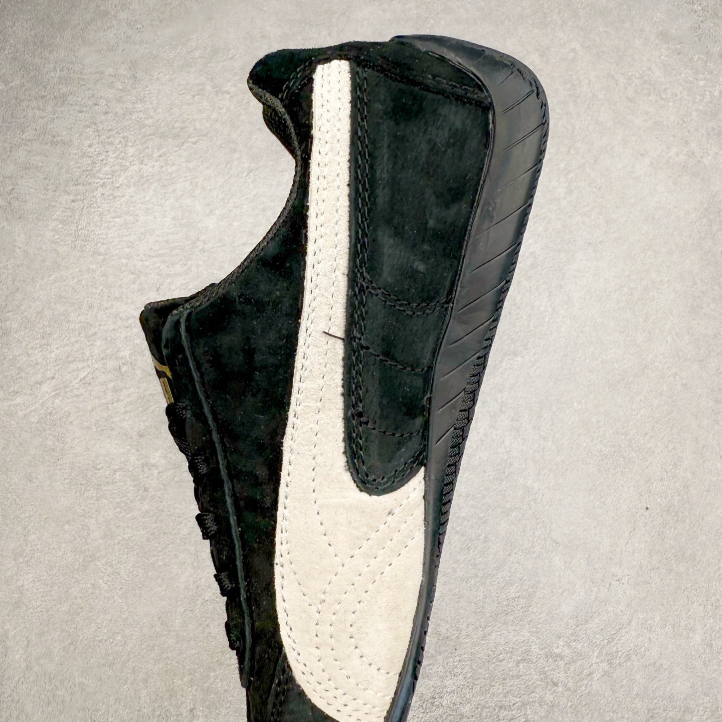 图片[7]-＃特价福利 PUMA Speedca OG 彪马极速赛车系列低帮德训风拼接复古百搭休闲运动赛车鞋 鞋款从80、90年代赛车手所穿的防火赛车鞋为原型，鞋身线条模仿了赛车的流线廓形，体现了空气动力学原理的结构。简约流畅的外观，恰好又和贯穿其中的Formstrip Logo融合恰到好处，视觉上细节丰富且协调。本次Speedcat OG鞋款归来，最大看点自然式保留了窄版鞋型以及薄底构造。这两年各品牌鞋底越做越厚，Speedcat反其道而行之，上脚几乎无鞋底的效果带来耳目一新的视觉体验。鞋面依旧是以质感细腻的麂皮材质打造，并且大面积近乎全包裹的使用，复古味道也愈发浓烈。配色上更是将最原始的黑色和红色带回，向F1赛车队的标志性队服致敬。相信让各位一眼种草的更多是出挑的大红色，上脚即可瞬间点亮整体造型，在以球鞋为核心的OOTD中脱颖而出。而另一款黑色则是低调的万金油，彰显新潮个性的同时又不喧宾夺主，也是热爱简约系穿搭朋友的首选。 尺码：35.5 36 37 37.5 38 38.5 39 40 40.5 41 42 42.5 43 44 44.5 45-选品中心