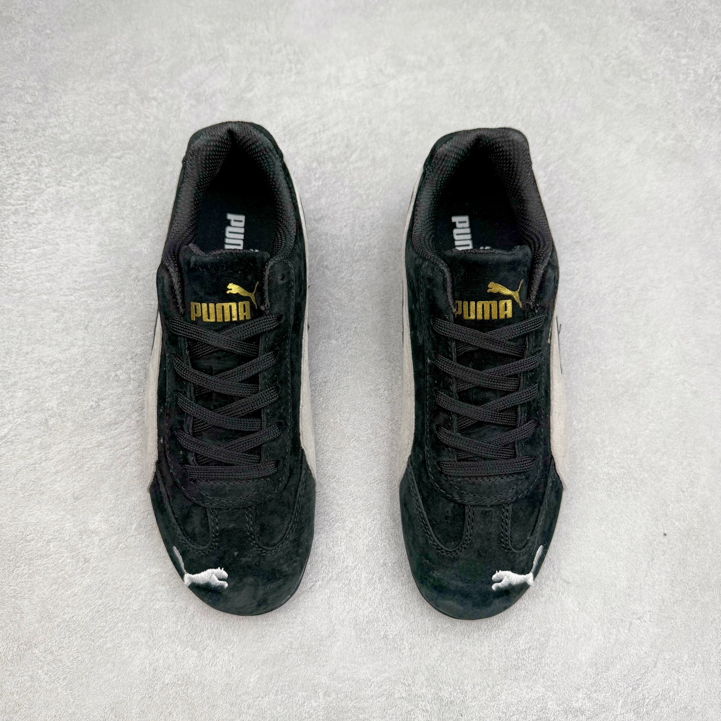 图片[2]-＃特价福利 PUMA Speedca OG 彪马极速赛车系列低帮德训风拼接复古百搭休闲运动赛车鞋 鞋款从80、90年代赛车手所穿的防火赛车鞋为原型，鞋身线条模仿了赛车的流线廓形，体现了空气动力学原理的结构。简约流畅的外观，恰好又和贯穿其中的Formstrip Logo融合恰到好处，视觉上细节丰富且协调。本次Speedcat OG鞋款归来，最大看点自然式保留了窄版鞋型以及薄底构造。这两年各品牌鞋底越做越厚，Speedcat反其道而行之，上脚几乎无鞋底的效果带来耳目一新的视觉体验。鞋面依旧是以质感细腻的麂皮材质打造，并且大面积近乎全包裹的使用，复古味道也愈发浓烈。配色上更是将最原始的黑色和红色带回，向F1赛车队的标志性队服致敬。相信让各位一眼种草的更多是出挑的大红色，上脚即可瞬间点亮整体造型，在以球鞋为核心的OOTD中脱颖而出。而另一款黑色则是低调的万金油，彰显新潮个性的同时又不喧宾夺主，也是热爱简约系穿搭朋友的首选。 尺码：35.5 36 37 37.5 38 38.5 39 40 40.5 41 42 42.5 43 44 44.5 45-选品中心