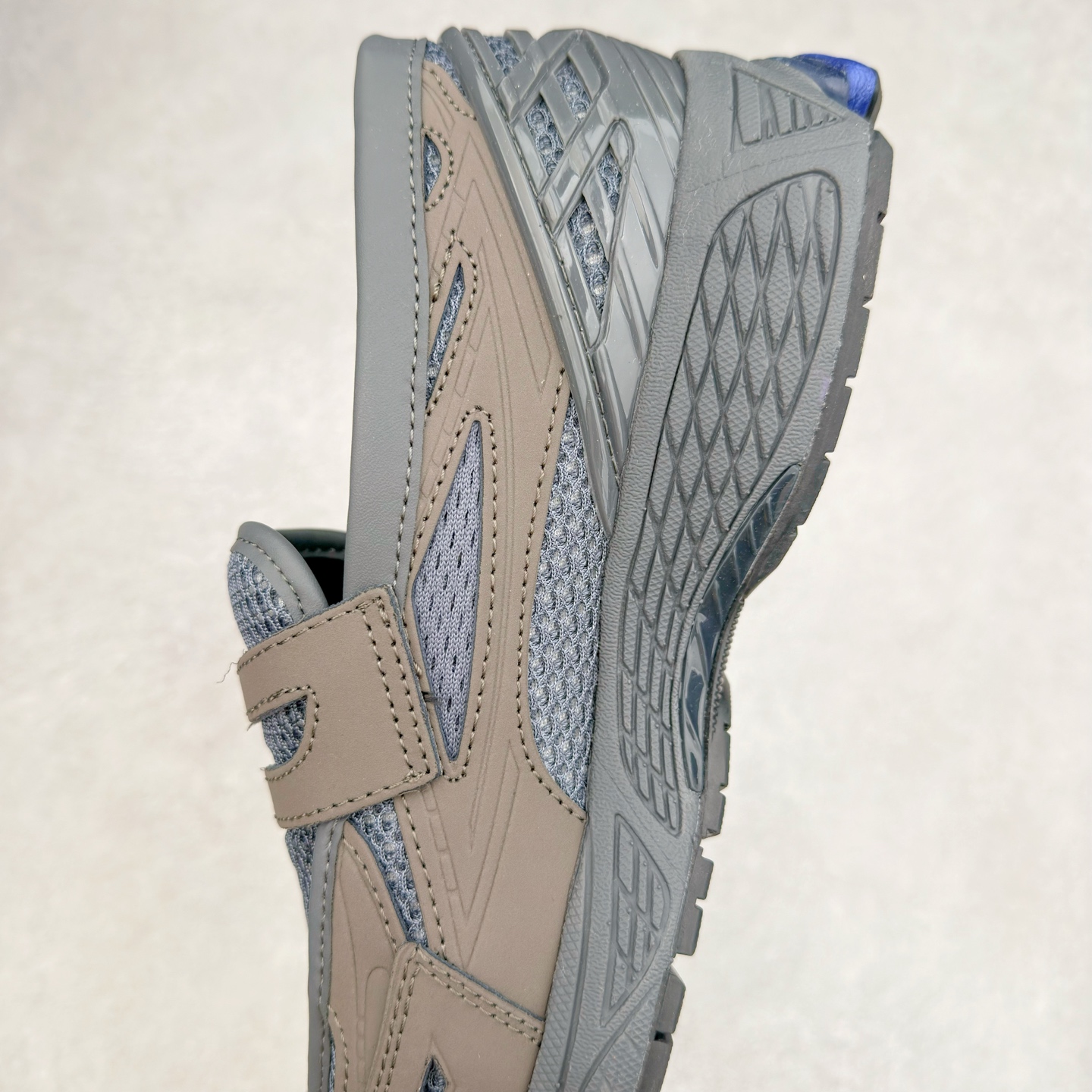 图片[7]-JUNYA WATANABE x New Balance NB 1906R 新百伦联名款舒适百搭防滑低帮生活休闲鞋乐福鞋 Junya Watanabe 和 New Balance 再次联手，推出了全新的合作款——1906 Loafer。这款跨越运动鞋与皮鞋界限的设计。设计将 New Balance 1906R 的技术与经典皮革便鞋的风格完美融合。厚实的鞋底与精致的漆皮鞋面，不仅保留了运动鞋的舒适感，还能轻松驾驭休闲与正式造型。一位国外鞋友对此鞋的评价颇具趣味：“这是开完重要会议后，立马开始 5K 长跑的理想鞋款。”-选品中心