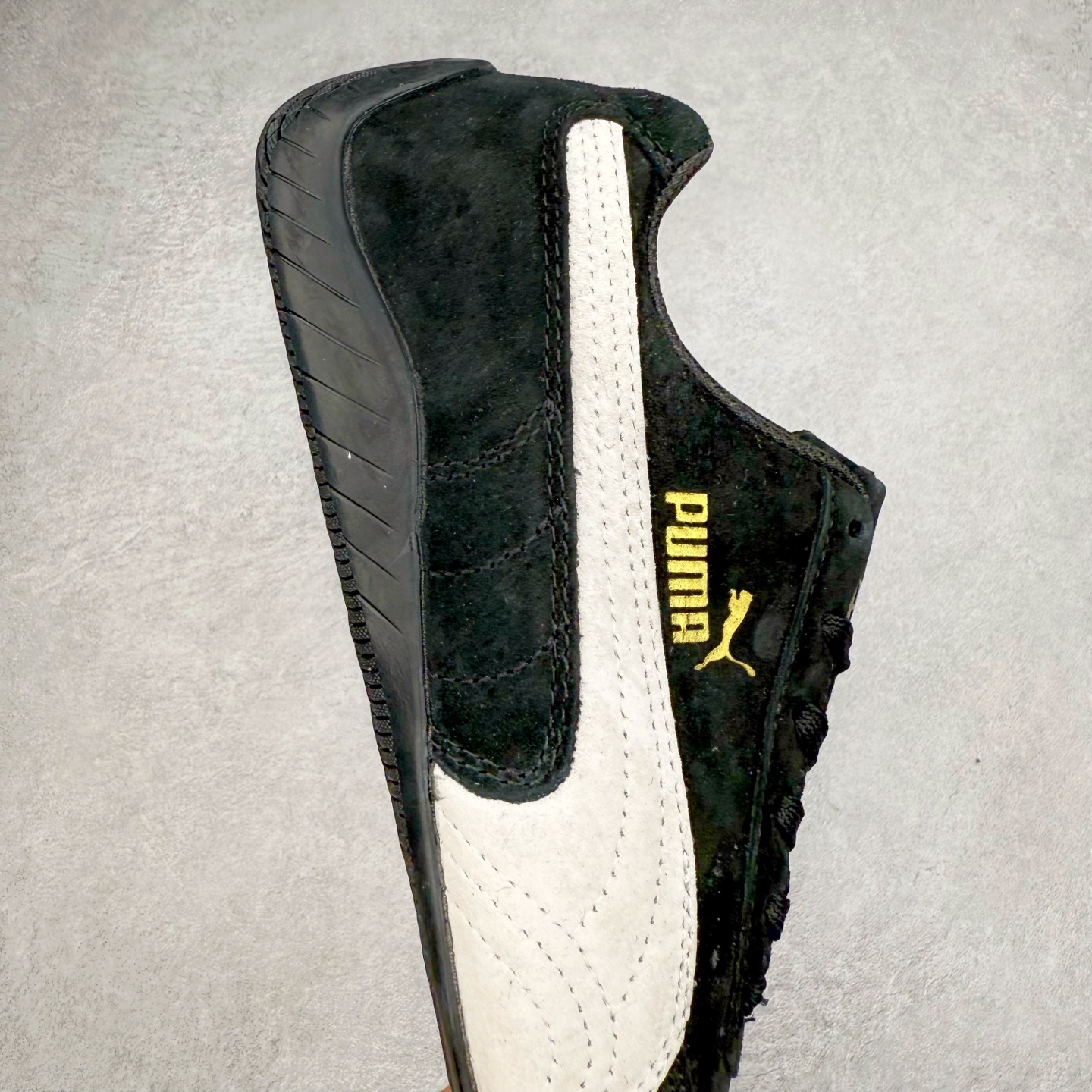 图片[6]-＃特价福利 PUMA Speedca OG 彪马极速赛车系列低帮德训风拼接复古百搭休闲运动赛车鞋 鞋款从80、90年代赛车手所穿的防火赛车鞋为原型，鞋身线条模仿了赛车的流线廓形，体现了空气动力学原理的结构。简约流畅的外观，恰好又和贯穿其中的Formstrip Logo融合恰到好处，视觉上细节丰富且协调。本次Speedcat OG鞋款归来，最大看点自然式保留了窄版鞋型以及薄底构造。这两年各品牌鞋底越做越厚，Speedcat反其道而行之，上脚几乎无鞋底的效果带来耳目一新的视觉体验。鞋面依旧是以质感细腻的麂皮材质打造，并且大面积近乎全包裹的使用，复古味道也愈发浓烈。配色上更是将最原始的黑色和红色带回，向F1赛车队的标志性队服致敬。相信让各位一眼种草的更多是出挑的大红色，上脚即可瞬间点亮整体造型，在以球鞋为核心的OOTD中脱颖而出。而另一款黑色则是低调的万金油，彰显新潮个性的同时又不喧宾夺主，也是热爱简约系穿搭朋友的首选。 尺码：35.5 36 37 37.5 38 38.5 39 40 40.5 41 42 42.5 43 44 44.5 45-选品中心