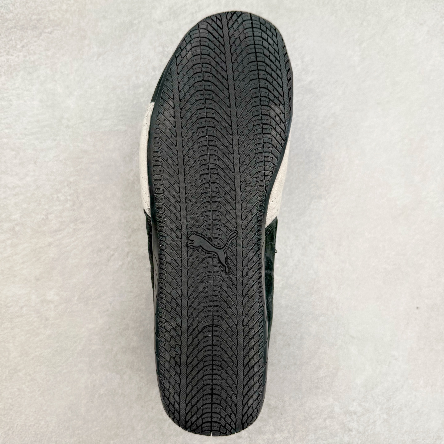 图片[9]-＃特价福利 PUMA Speedca OG 彪马极速赛车系列低帮德训风拼接复古百搭休闲运动赛车鞋 鞋款从80、90年代赛车手所穿的防火赛车鞋为原型，鞋身线条模仿了赛车的流线廓形，体现了空气动力学原理的结构。简约流畅的外观，恰好又和贯穿其中的Formstrip Logo融合恰到好处，视觉上细节丰富且协调。本次Speedcat OG鞋款归来，最大看点自然式保留了窄版鞋型以及薄底构造。这两年各品牌鞋底越做越厚，Speedcat反其道而行之，上脚几乎无鞋底的效果带来耳目一新的视觉体验。鞋面依旧是以质感细腻的麂皮材质打造，并且大面积近乎全包裹的使用，复古味道也愈发浓烈。配色上更是将最原始的黑色和红色带回，向F1赛车队的标志性队服致敬。相信让各位一眼种草的更多是出挑的大红色，上脚即可瞬间点亮整体造型，在以球鞋为核心的OOTD中脱颖而出。而另一款黑色则是低调的万金油，彰显新潮个性的同时又不喧宾夺主，也是热爱简约系穿搭朋友的首选。 尺码：35.5 36 37 37.5 38 38.5 39 40 40.5 41 42 42.5 43 44 44.5 45-选品中心