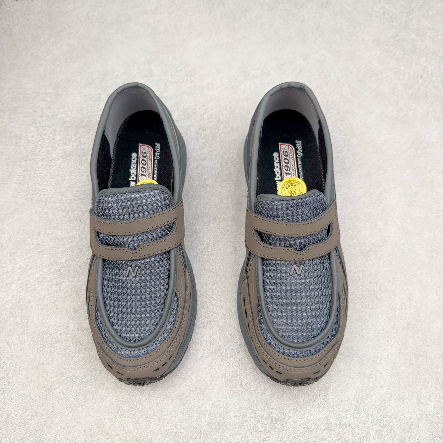 图片[2]-JUNYA WATANABE x New Balance NB 1906R 新百伦联名款舒适百搭防滑低帮生活休闲鞋乐福鞋 Junya Watanabe 和 New Balance 再次联手，推出了全新的合作款——1906 Loafer。这款跨越运动鞋与皮鞋界限的设计。设计将 New Balance 1906R 的技术与经典皮革便鞋的风格完美融合。厚实的鞋底与精致的漆皮鞋面，不仅保留了运动鞋的舒适感，还能轻松驾驭休闲与正式造型。一位国外鞋友对此鞋的评价颇具趣味：“这是开完重要会议后，立马开始 5K 长跑的理想鞋款。”-选品中心