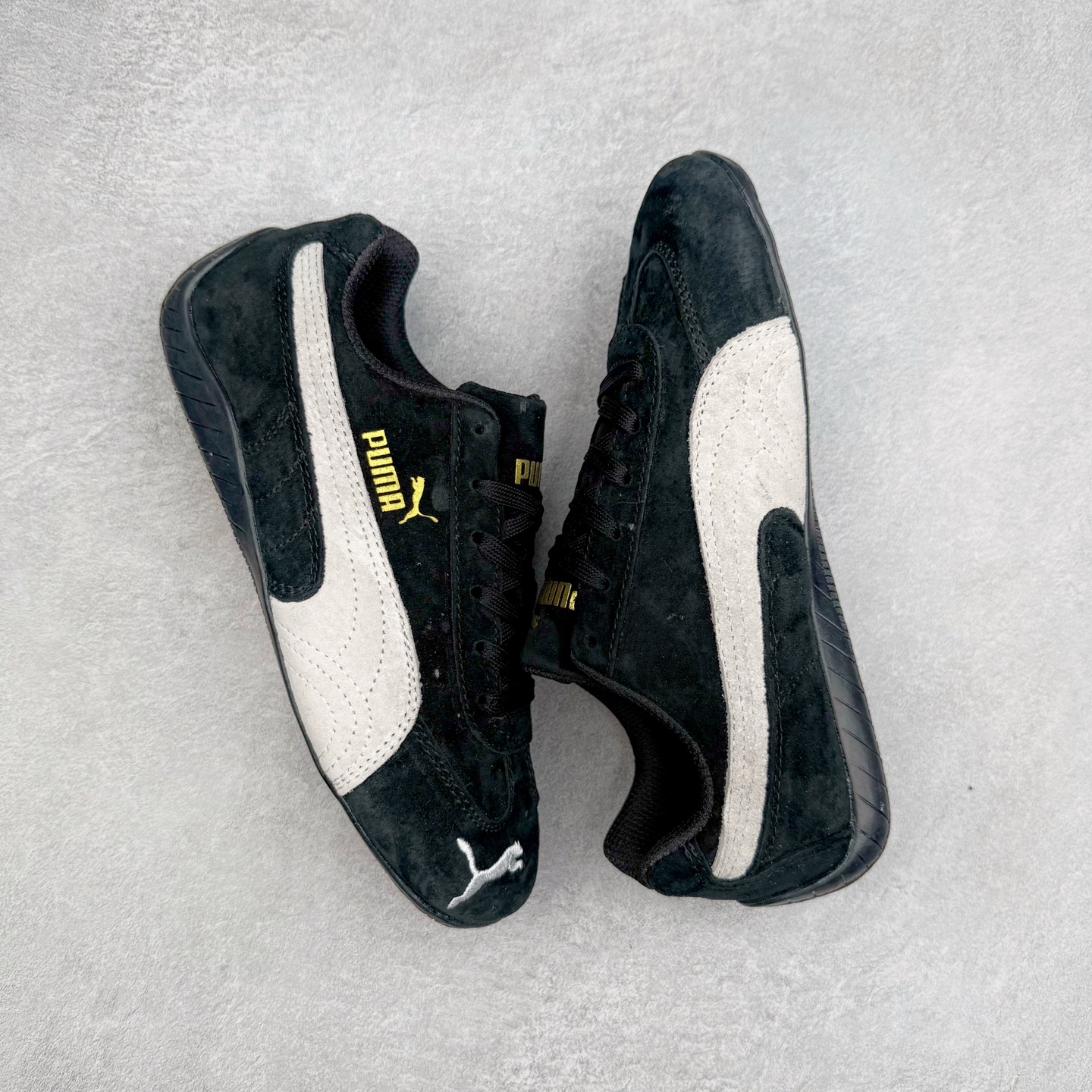 图片[3]-＃特价福利 PUMA Speedca OG 彪马极速赛车系列低帮德训风拼接复古百搭休闲运动赛车鞋 鞋款从80、90年代赛车手所穿的防火赛车鞋为原型，鞋身线条模仿了赛车的流线廓形，体现了空气动力学原理的结构。简约流畅的外观，恰好又和贯穿其中的Formstrip Logo融合恰到好处，视觉上细节丰富且协调。本次Speedcat OG鞋款归来，最大看点自然式保留了窄版鞋型以及薄底构造。这两年各品牌鞋底越做越厚，Speedcat反其道而行之，上脚几乎无鞋底的效果带来耳目一新的视觉体验。鞋面依旧是以质感细腻的麂皮材质打造，并且大面积近乎全包裹的使用，复古味道也愈发浓烈。配色上更是将最原始的黑色和红色带回，向F1赛车队的标志性队服致敬。相信让各位一眼种草的更多是出挑的大红色，上脚即可瞬间点亮整体造型，在以球鞋为核心的OOTD中脱颖而出。而另一款黑色则是低调的万金油，彰显新潮个性的同时又不喧宾夺主，也是热爱简约系穿搭朋友的首选。 尺码：35.5 36 37 37.5 38 38.5 39 40 40.5 41 42 42.5 43 44 44.5 45-选品中心