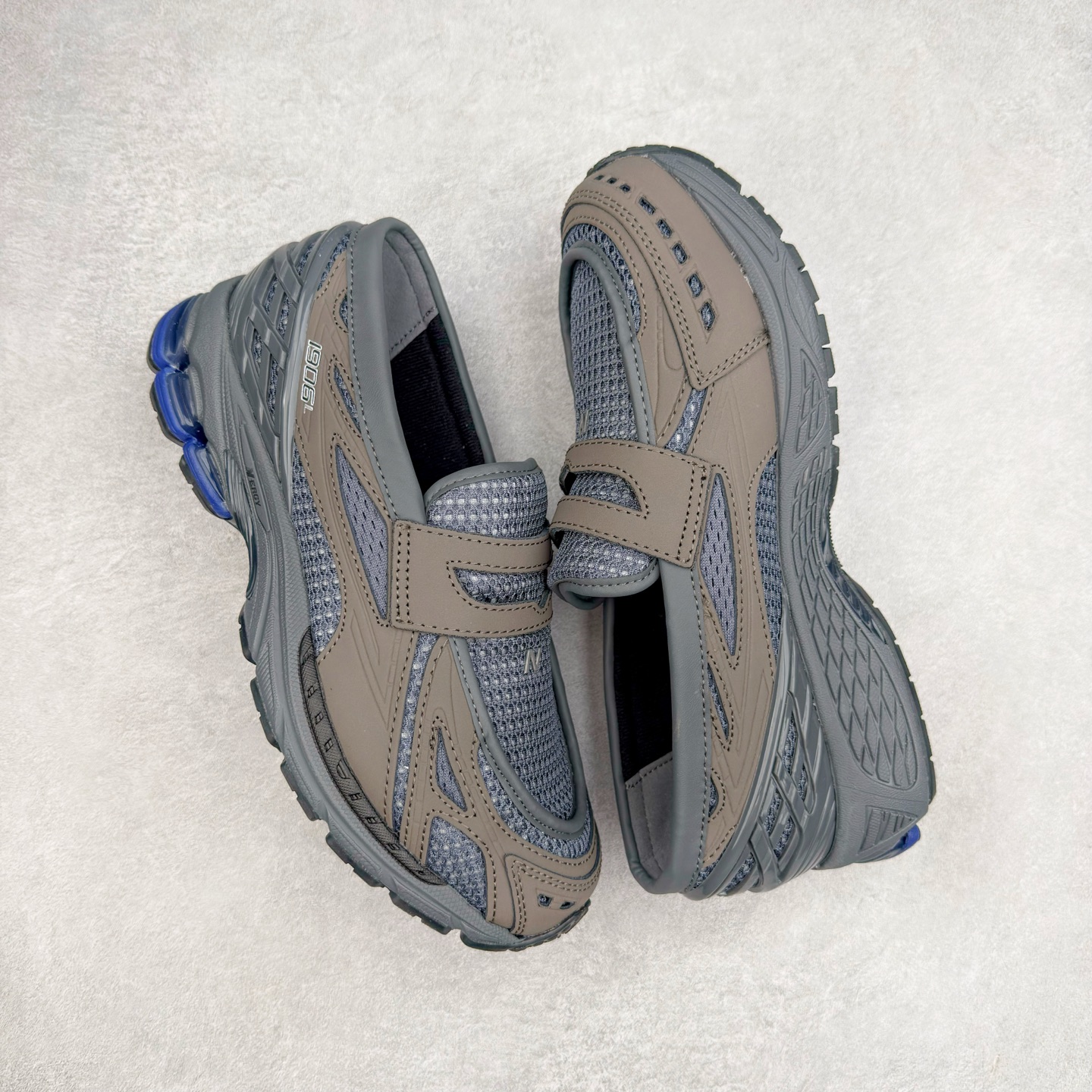 图片[3]-JUNYA WATANABE x New Balance NB 1906R 新百伦联名款舒适百搭防滑低帮生活休闲鞋乐福鞋 Junya Watanabe 和 New Balance 再次联手，推出了全新的合作款——1906 Loafer。这款跨越运动鞋与皮鞋界限的设计。设计将 New Balance 1906R 的技术与经典皮革便鞋的风格完美融合。厚实的鞋底与精致的漆皮鞋面，不仅保留了运动鞋的舒适感，还能轻松驾驭休闲与正式造型。一位国外鞋友对此鞋的评价颇具趣味：“这是开完重要会议后，立马开始 5K 长跑的理想鞋款。”-选品中心