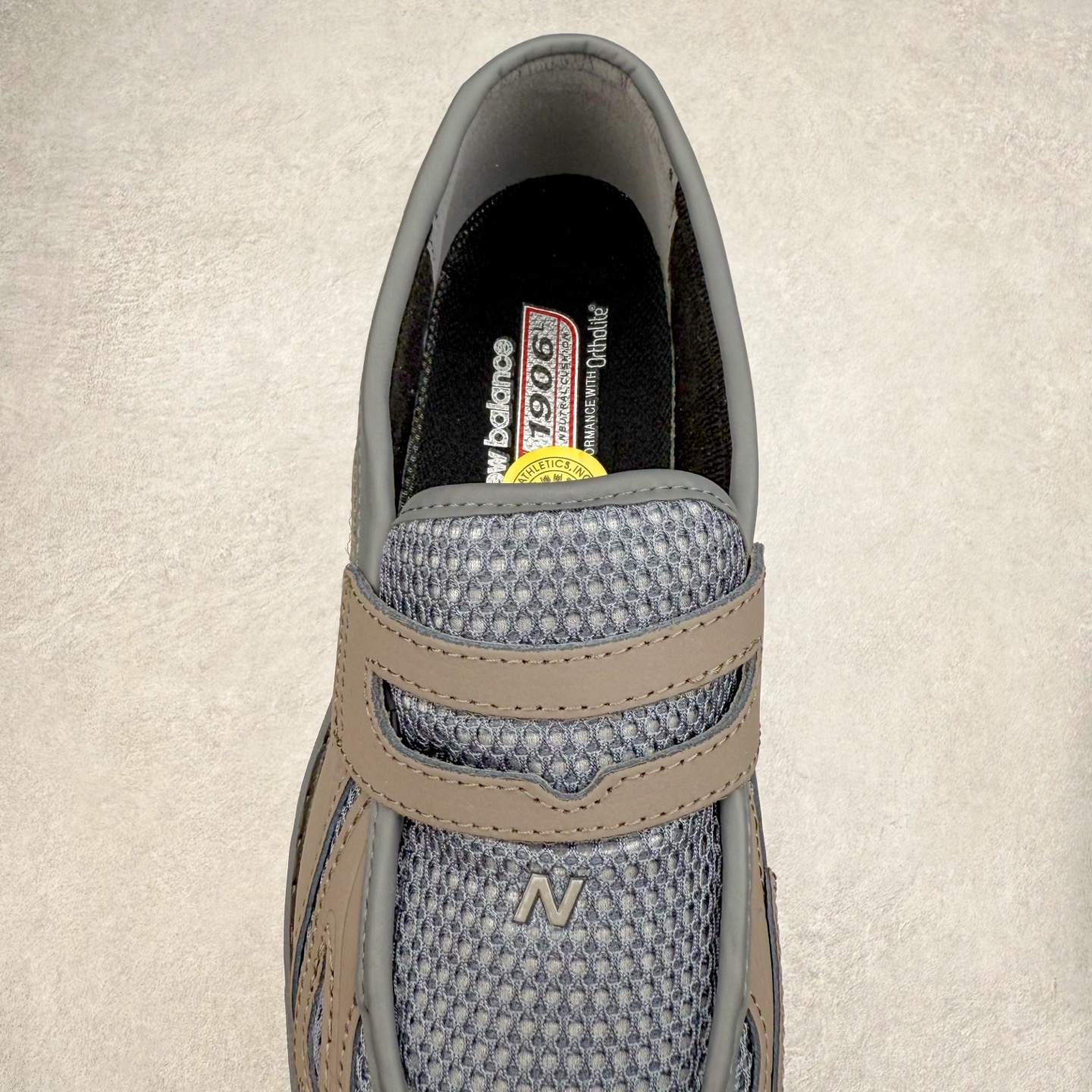 图片[5]-JUNYA WATANABE x New Balance NB 1906R 新百伦联名款舒适百搭防滑低帮生活休闲鞋乐福鞋 Junya Watanabe 和 New Balance 再次联手，推出了全新的合作款——1906 Loafer。这款跨越运动鞋与皮鞋界限的设计。设计将 New Balance 1906R 的技术与经典皮革便鞋的风格完美融合。厚实的鞋底与精致的漆皮鞋面，不仅保留了运动鞋的舒适感，还能轻松驾驭休闲与正式造型。一位国外鞋友对此鞋的评价颇具趣味：“这是开完重要会议后，立马开始 5K 长跑的理想鞋款。”-选品中心