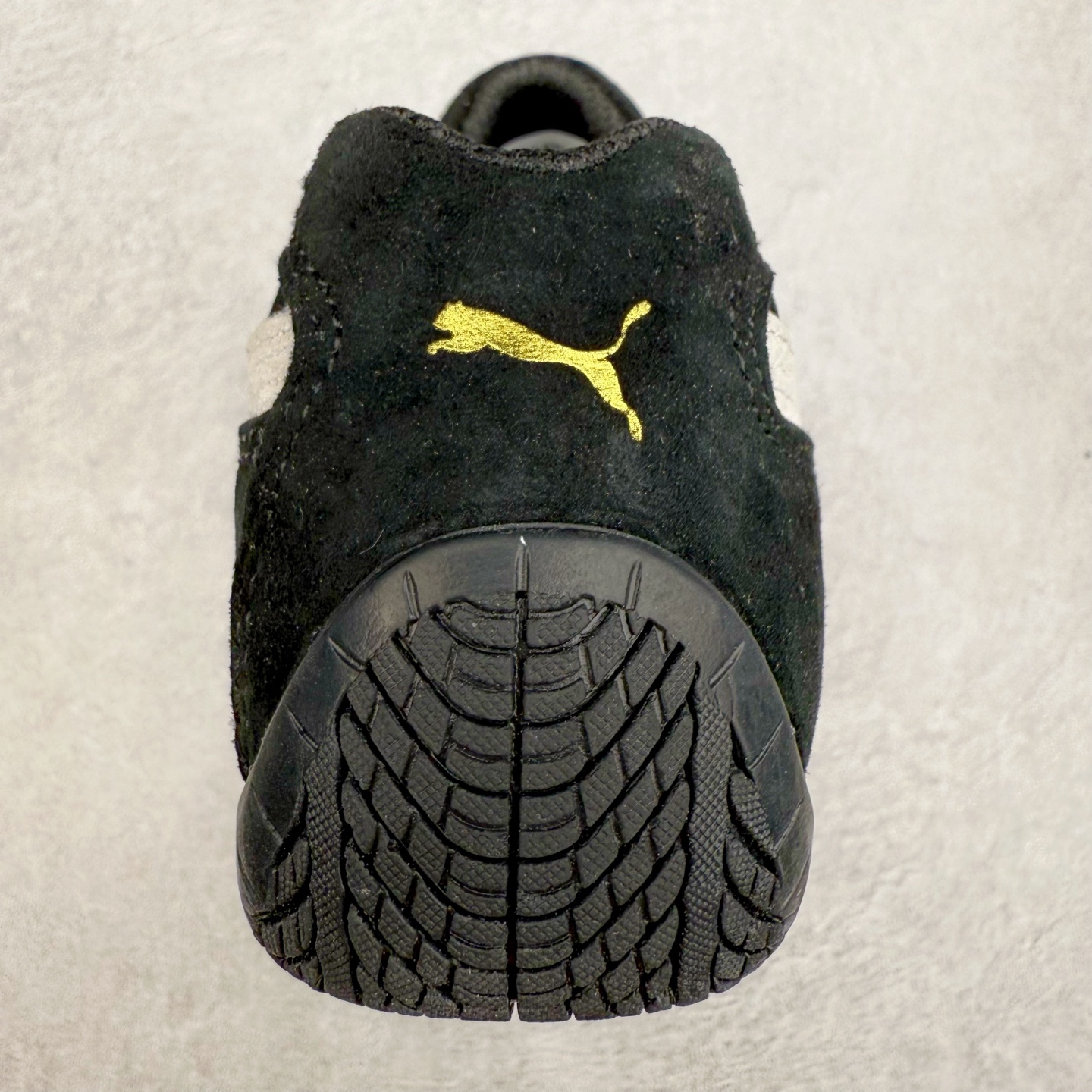 图片[8]-＃特价福利 PUMA Speedca OG 彪马极速赛车系列低帮德训风拼接复古百搭休闲运动赛车鞋 鞋款从80、90年代赛车手所穿的防火赛车鞋为原型，鞋身线条模仿了赛车的流线廓形，体现了空气动力学原理的结构。简约流畅的外观，恰好又和贯穿其中的Formstrip Logo融合恰到好处，视觉上细节丰富且协调。本次Speedcat OG鞋款归来，最大看点自然式保留了窄版鞋型以及薄底构造。这两年各品牌鞋底越做越厚，Speedcat反其道而行之，上脚几乎无鞋底的效果带来耳目一新的视觉体验。鞋面依旧是以质感细腻的麂皮材质打造，并且大面积近乎全包裹的使用，复古味道也愈发浓烈。配色上更是将最原始的黑色和红色带回，向F1赛车队的标志性队服致敬。相信让各位一眼种草的更多是出挑的大红色，上脚即可瞬间点亮整体造型，在以球鞋为核心的OOTD中脱颖而出。而另一款黑色则是低调的万金油，彰显新潮个性的同时又不喧宾夺主，也是热爱简约系穿搭朋友的首选。 尺码：35.5 36 37 37.5 38 38.5 39 40 40.5 41 42 42.5 43 44 44.5 45-选品中心