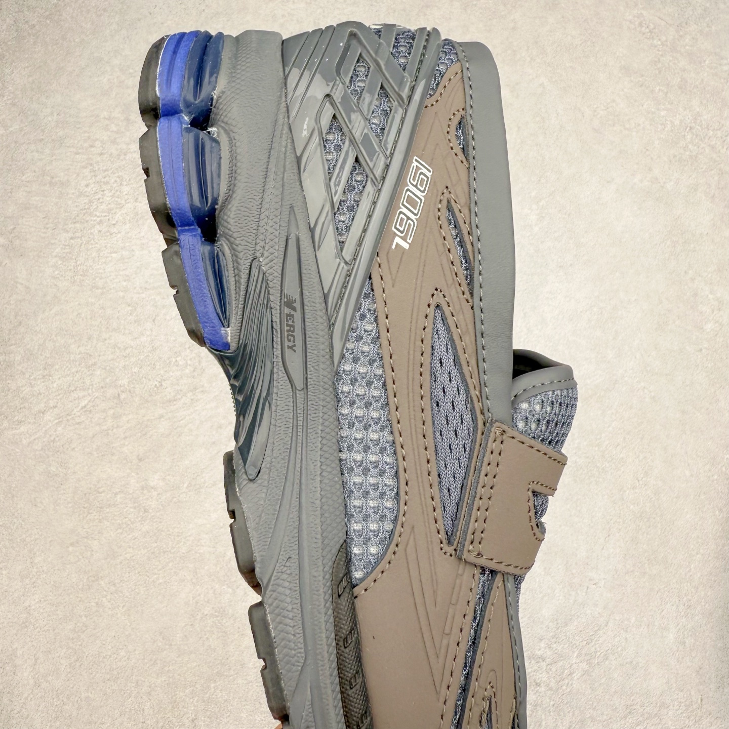 图片[6]-JUNYA WATANABE x New Balance NB 1906R 新百伦联名款舒适百搭防滑低帮生活休闲鞋乐福鞋 Junya Watanabe 和 New Balance 再次联手，推出了全新的合作款——1906 Loafer。这款跨越运动鞋与皮鞋界限的设计。设计将 New Balance 1906R 的技术与经典皮革便鞋的风格完美融合。厚实的鞋底与精致的漆皮鞋面，不仅保留了运动鞋的舒适感，还能轻松驾驭休闲与正式造型。一位国外鞋友对此鞋的评价颇具趣味：“这是开完重要会议后，立马开始 5K 长跑的理想鞋款。”-选品中心