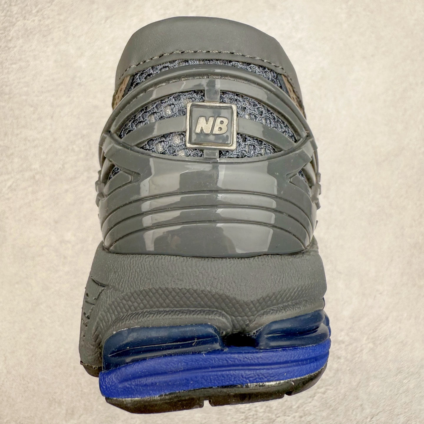 图片[8]-JUNYA WATANABE x New Balance NB 1906R 新百伦联名款舒适百搭防滑低帮生活休闲鞋乐福鞋 Junya Watanabe 和 New Balance 再次联手，推出了全新的合作款——1906 Loafer。这款跨越运动鞋与皮鞋界限的设计。设计将 New Balance 1906R 的技术与经典皮革便鞋的风格完美融合。厚实的鞋底与精致的漆皮鞋面，不仅保留了运动鞋的舒适感，还能轻松驾驭休闲与正式造型。一位国外鞋友对此鞋的评价颇具趣味：“这是开完重要会议后，立马开始 5K 长跑的理想鞋款。”-选品中心