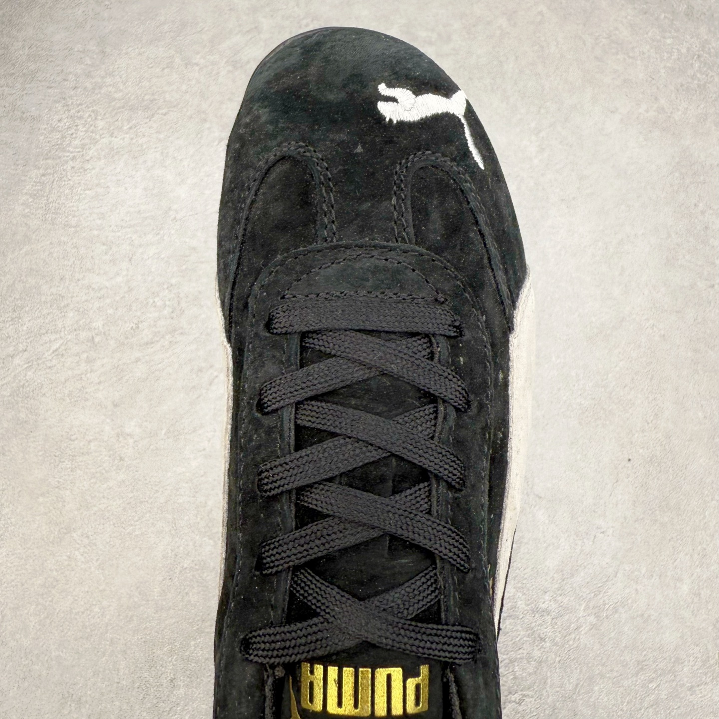 图片[4]-＃特价福利 PUMA Speedca OG 彪马极速赛车系列低帮德训风拼接复古百搭休闲运动赛车鞋 鞋款从80、90年代赛车手所穿的防火赛车鞋为原型，鞋身线条模仿了赛车的流线廓形，体现了空气动力学原理的结构。简约流畅的外观，恰好又和贯穿其中的Formstrip Logo融合恰到好处，视觉上细节丰富且协调。本次Speedcat OG鞋款归来，最大看点自然式保留了窄版鞋型以及薄底构造。这两年各品牌鞋底越做越厚，Speedcat反其道而行之，上脚几乎无鞋底的效果带来耳目一新的视觉体验。鞋面依旧是以质感细腻的麂皮材质打造，并且大面积近乎全包裹的使用，复古味道也愈发浓烈。配色上更是将最原始的黑色和红色带回，向F1赛车队的标志性队服致敬。相信让各位一眼种草的更多是出挑的大红色，上脚即可瞬间点亮整体造型，在以球鞋为核心的OOTD中脱颖而出。而另一款黑色则是低调的万金油，彰显新潮个性的同时又不喧宾夺主，也是热爱简约系穿搭朋友的首选。 尺码：35.5 36 37 37.5 38 38.5 39 40 40.5 41 42 42.5 43 44 44.5 45-选品中心
