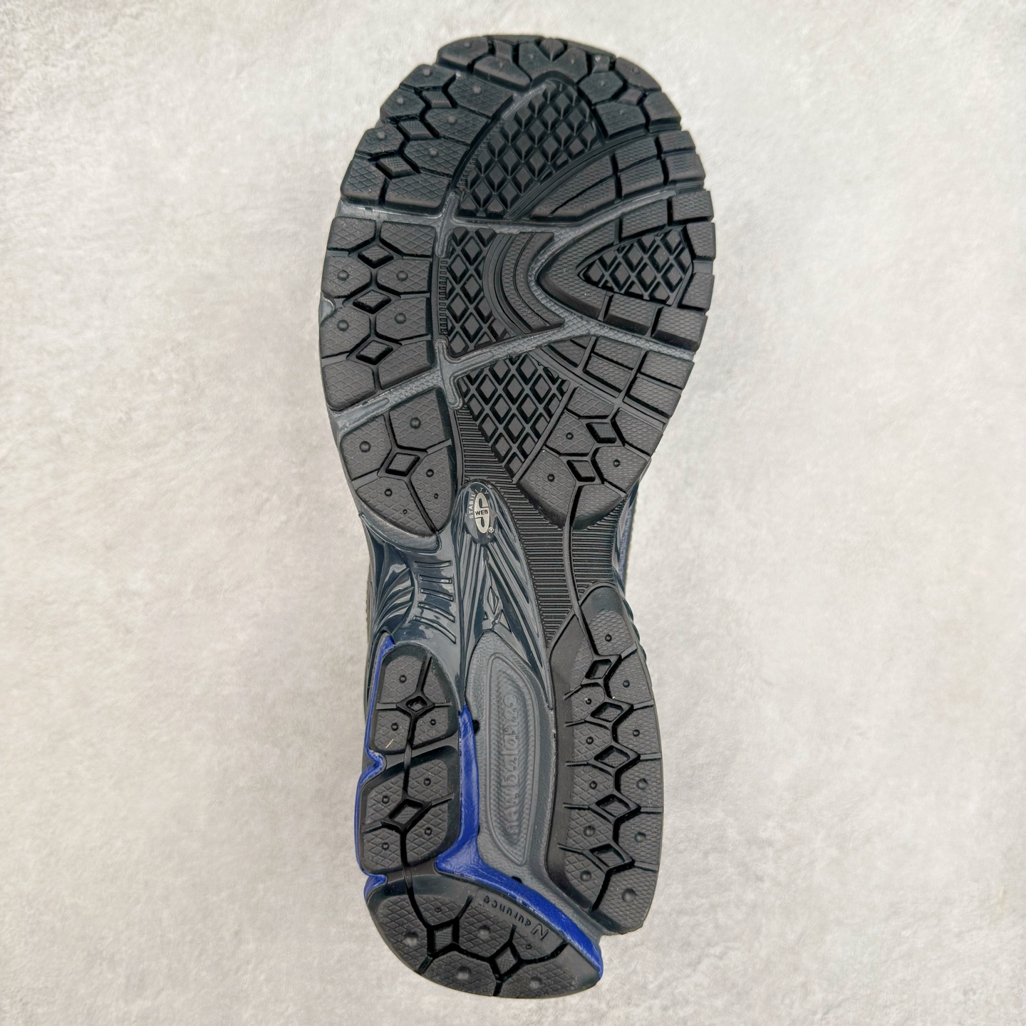 图片[9]-JUNYA WATANABE x New Balance NB 1906R 新百伦联名款舒适百搭防滑低帮生活休闲鞋乐福鞋 Junya Watanabe 和 New Balance 再次联手，推出了全新的合作款——1906 Loafer。这款跨越运动鞋与皮鞋界限的设计。设计将 New Balance 1906R 的技术与经典皮革便鞋的风格完美融合。厚实的鞋底与精致的漆皮鞋面，不仅保留了运动鞋的舒适感，还能轻松驾驭休闲与正式造型。一位国外鞋友对此鞋的评价颇具趣味：“这是开完重要会议后，立马开始 5K 长跑的理想鞋款。”-选品中心