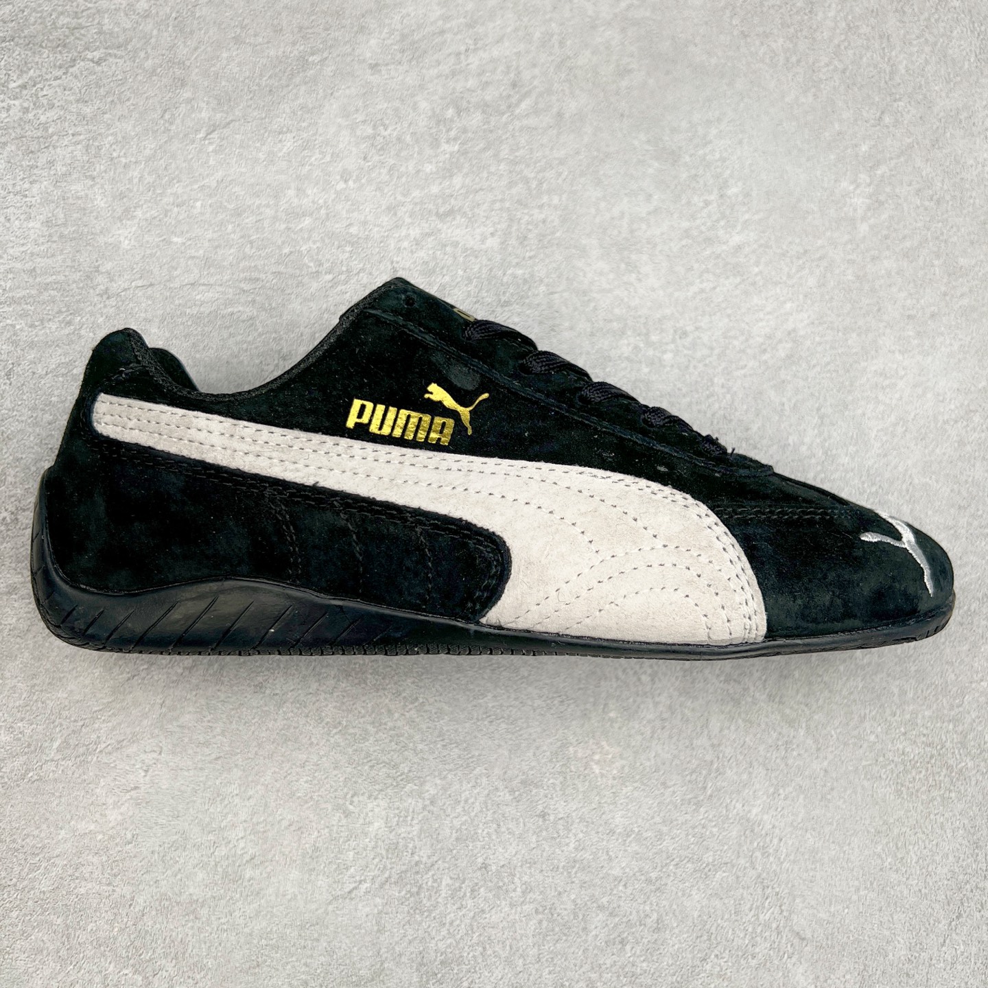 ＃特价福利 PUMA Speedca OG 彪马极速赛车系列低帮德训风拼接复古百搭休闲运动赛车鞋 鞋款从80、90年代赛车手所穿的防火赛车鞋为原型，鞋身线条模仿了赛车的流线廓形，体现了空气动力学原理的结构。简约流畅的外观，恰好又和贯穿其中的Formstrip Logo融合恰到好处，视觉上细节丰富且协调。本次Speedcat OG鞋款归来，最大看点自然式保留了窄版鞋型以及薄底构造。这两年各品牌鞋底越做越厚，Speedcat反其道而行之，上脚几乎无鞋底的效果带来耳目一新的视觉体验。鞋面依旧是以质感细腻的麂皮材质打造，并且大面积近乎全包裹的使用，复古味道也愈发浓烈。配色上更是将最原始的黑色和红色带回，向F1赛车队的标志性队服致敬。相信让各位一眼种草的更多是出挑的大红色，上脚即可瞬间点亮整体造型，在以球鞋为核心的OOTD中脱颖而出。而另一款黑色则是低调的万金油，彰显新潮个性的同时又不喧宾夺主，也是热爱简约系穿搭朋友的首选。 尺码：35.5 36 37 37.5 38 38.5 39 40 40.5 41 42 42.5 43 44 44.5 45-选品中心