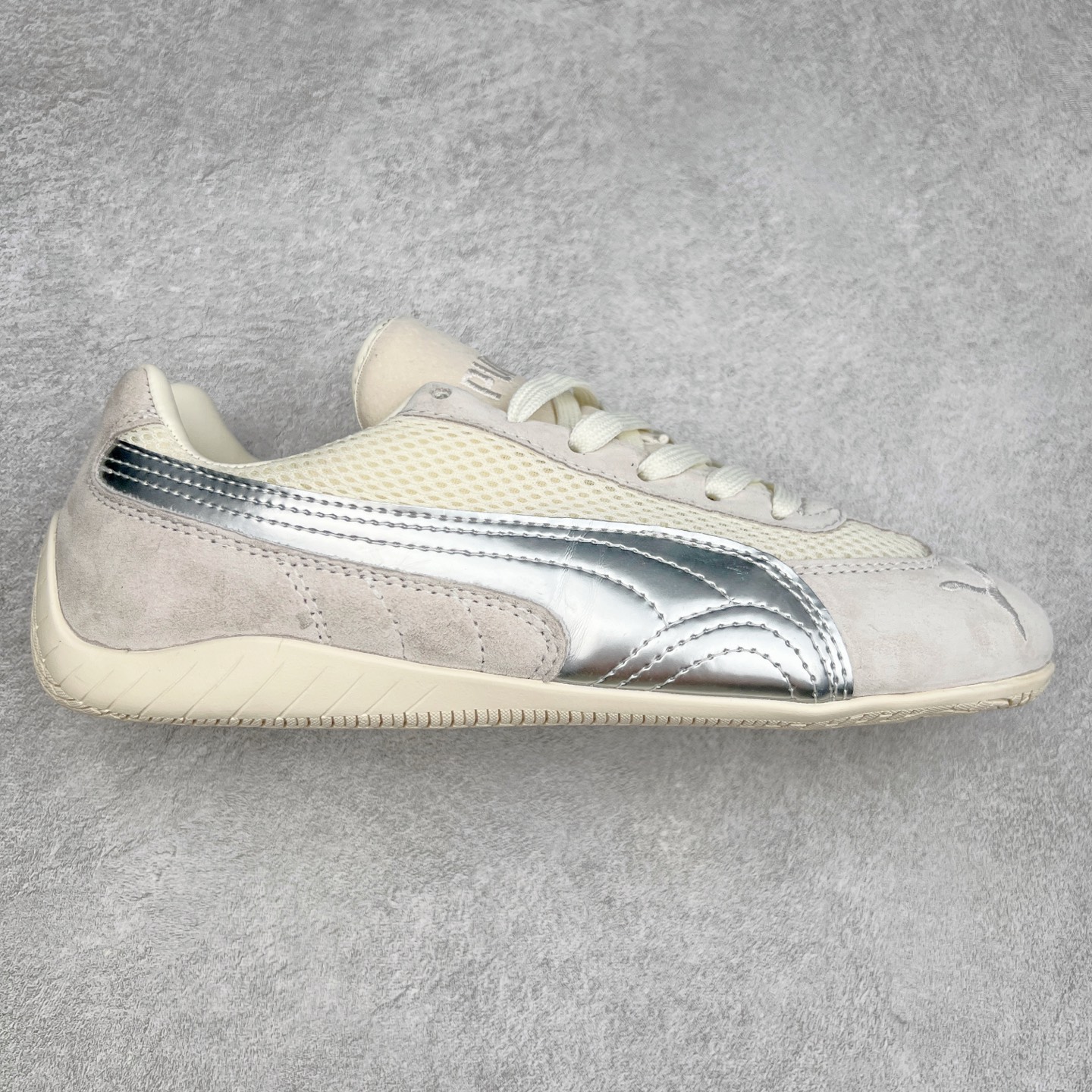 ＃特价福利 PUMA Speedca OG 彪马极速赛车系列低帮德训风拼接复古百搭休闲运动赛车鞋 鞋款从80、90年代赛车手所穿的防火赛车鞋为原型，鞋身线条模仿了赛车的流线廓形，体现了空气动力学原理的结构。简约流畅的外观，恰好又和贯穿其中的Formstrip Logo融合恰到好处，视觉上细节丰富且协调。本次Speedcat OG鞋款归来，最大看点自然式保留了窄版鞋型以及薄底构造。这两年各品牌鞋底越做越厚，Speedcat反其道而行之，上脚几乎无鞋底的效果带来耳目一新的视觉体验。鞋面依旧是以质感细腻的麂皮材质打造，并且大面积近乎全包裹的使用，复古味道也愈发浓烈。配色上更是将最原始的黑色和红色带回，向F1赛车队的标志性队服致敬。相信让各位一眼种草的更多是出挑的大红色，上脚即可瞬间点亮整体造型，在以球鞋为核心的OOTD中脱颖而出。而另一款黑色则是低调的万金油，彰显新潮个性的同时又不喧宾夺主，也是热爱简约系穿搭朋友的首选。 尺码：35.5 36 37 37.5 38 38.5 39 40 40.5 41 42 42.5 43 44 44.5 45-选品中心