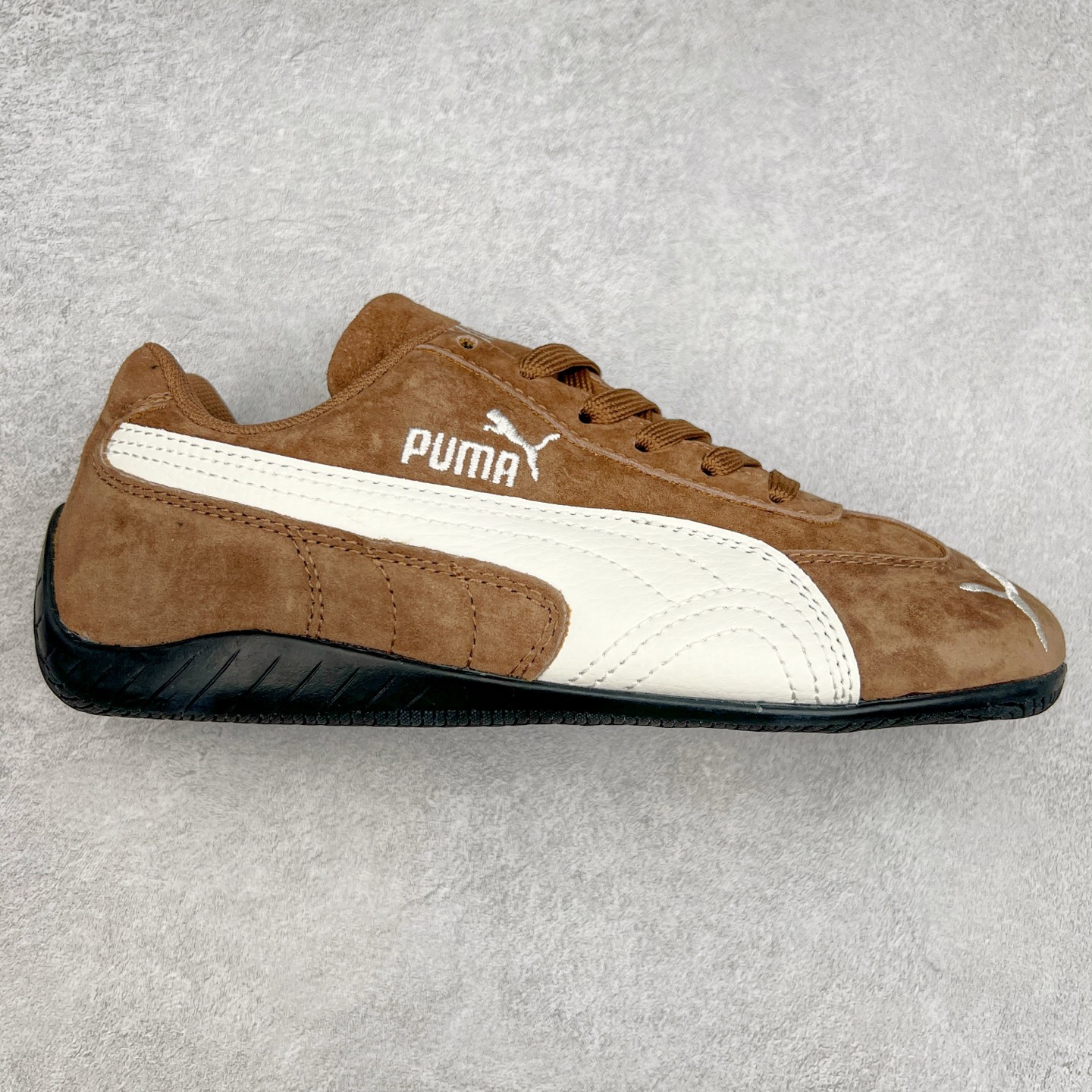 ＃特价福利 PUMA Speedca OG 彪马极速赛车系列低帮德训风拼接复古百搭休闲运动赛车鞋 鞋款从80、90年代赛车手所穿的防火赛车鞋为原型，鞋身线条模仿了赛车的流线廓形，体现了空气动力学原理的结构。简约流畅的外观，恰好又和贯穿其中的Formstrip Logo融合恰到好处，视觉上细节丰富且协调。本次Speedcat OG鞋款归来，最大看点自然式保留了窄版鞋型以及薄底构造。这两年各品牌鞋底越做越厚，Speedcat反其道而行之，上脚几乎无鞋底的效果带来耳目一新的视觉体验。鞋面依旧是以质感细腻的麂皮材质打造，并且大面积近乎全包裹的使用，复古味道也愈发浓烈。配色上更是将最原始的黑色和红色带回，向F1赛车队的标志性队服致敬。相信让各位一眼种草的更多是出挑的大红色，上脚即可瞬间点亮整体造型，在以球鞋为核心的OOTD中脱颖而出。而另一款黑色则是低调的万金油，彰显新潮个性的同时又不喧宾夺主，也是热爱简约系穿搭朋友的首选。 尺码：35.5 36 37 37.5 38 38.5 39 40 40.5 41 42 42.5 43 44 44.5 45-选品中心